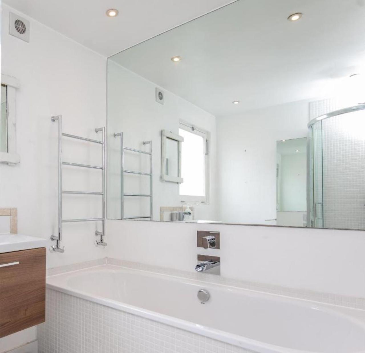 Spacious 2 Bedroom Barons Court, Good Links Apartamento Londres