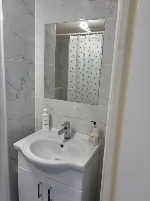 Cosy In Quiet Location Apartamento Londres