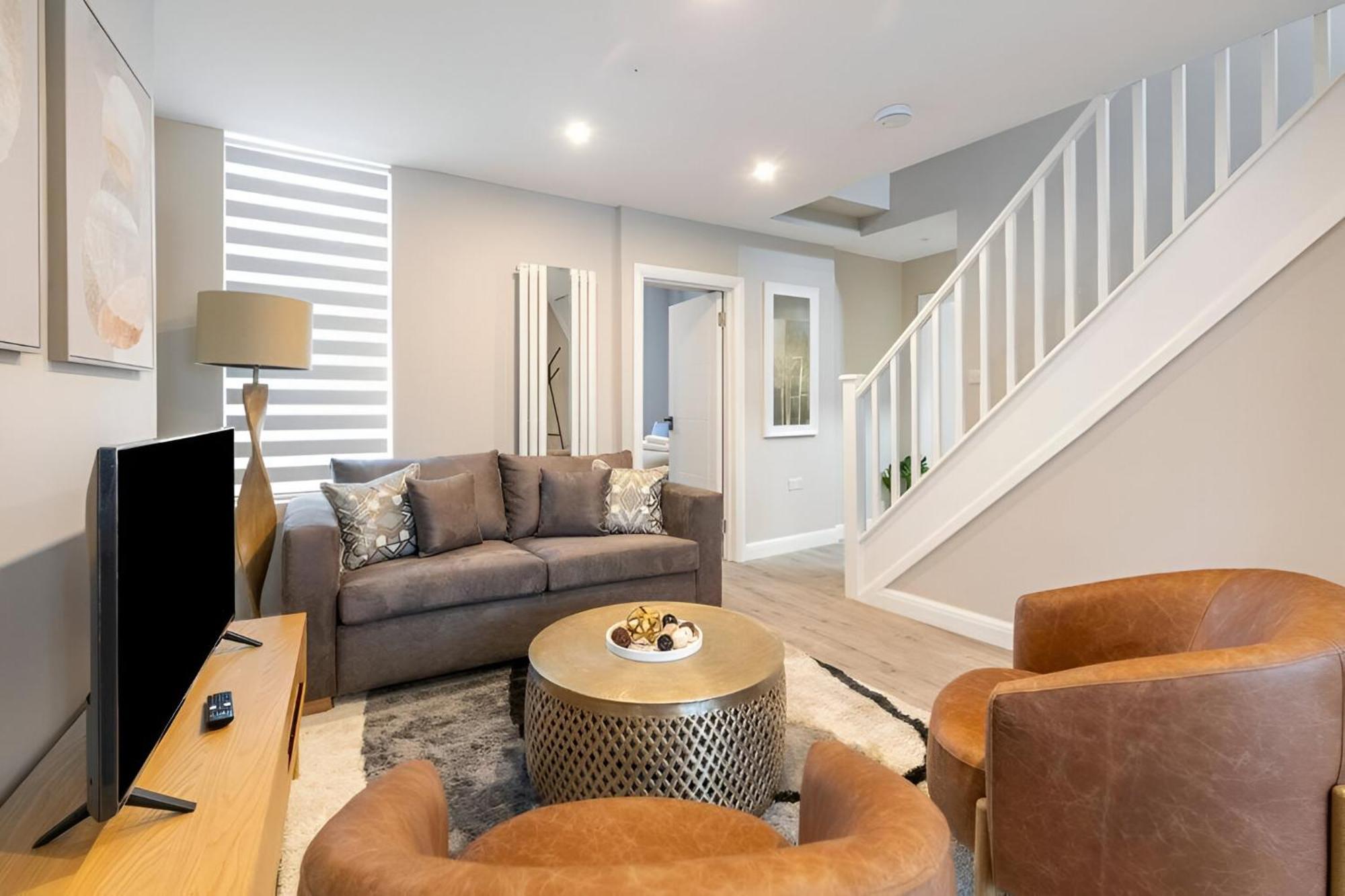 Earthy Elegance Stylish 4br For Urban Escapes London