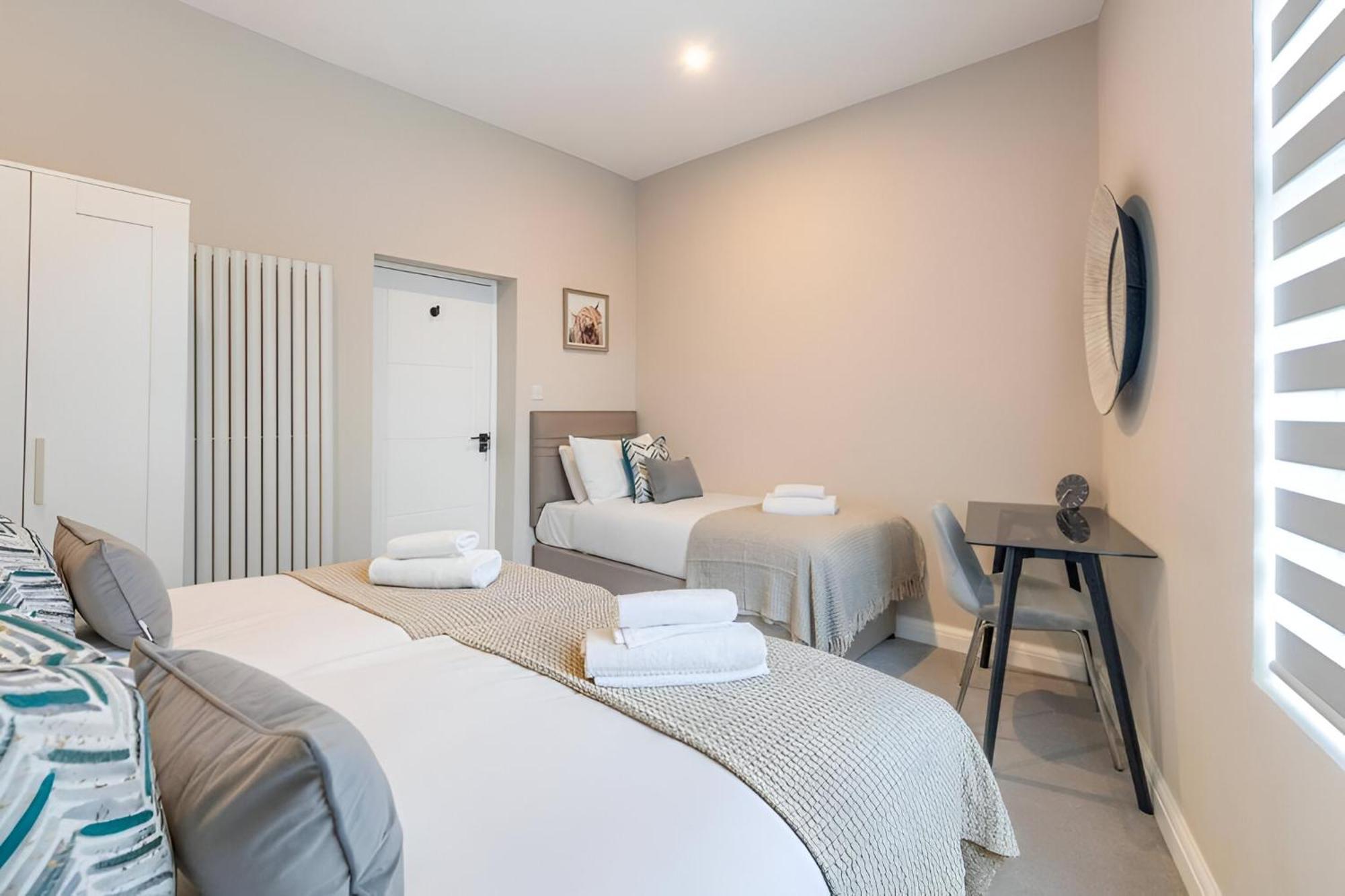Apartment Earthy Elegance Stylish 4br For Urban Escapes London