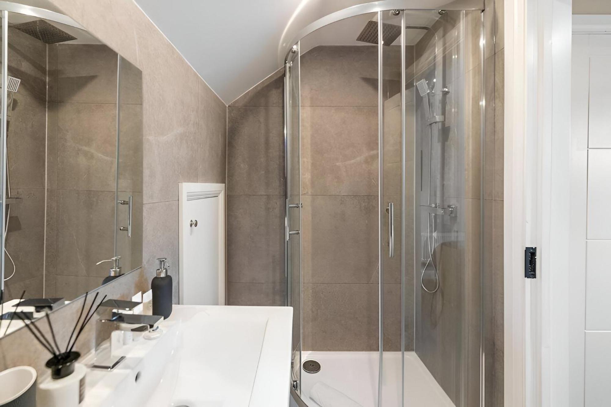 Earthy Elegance Stylish 4br For Urban Escapes