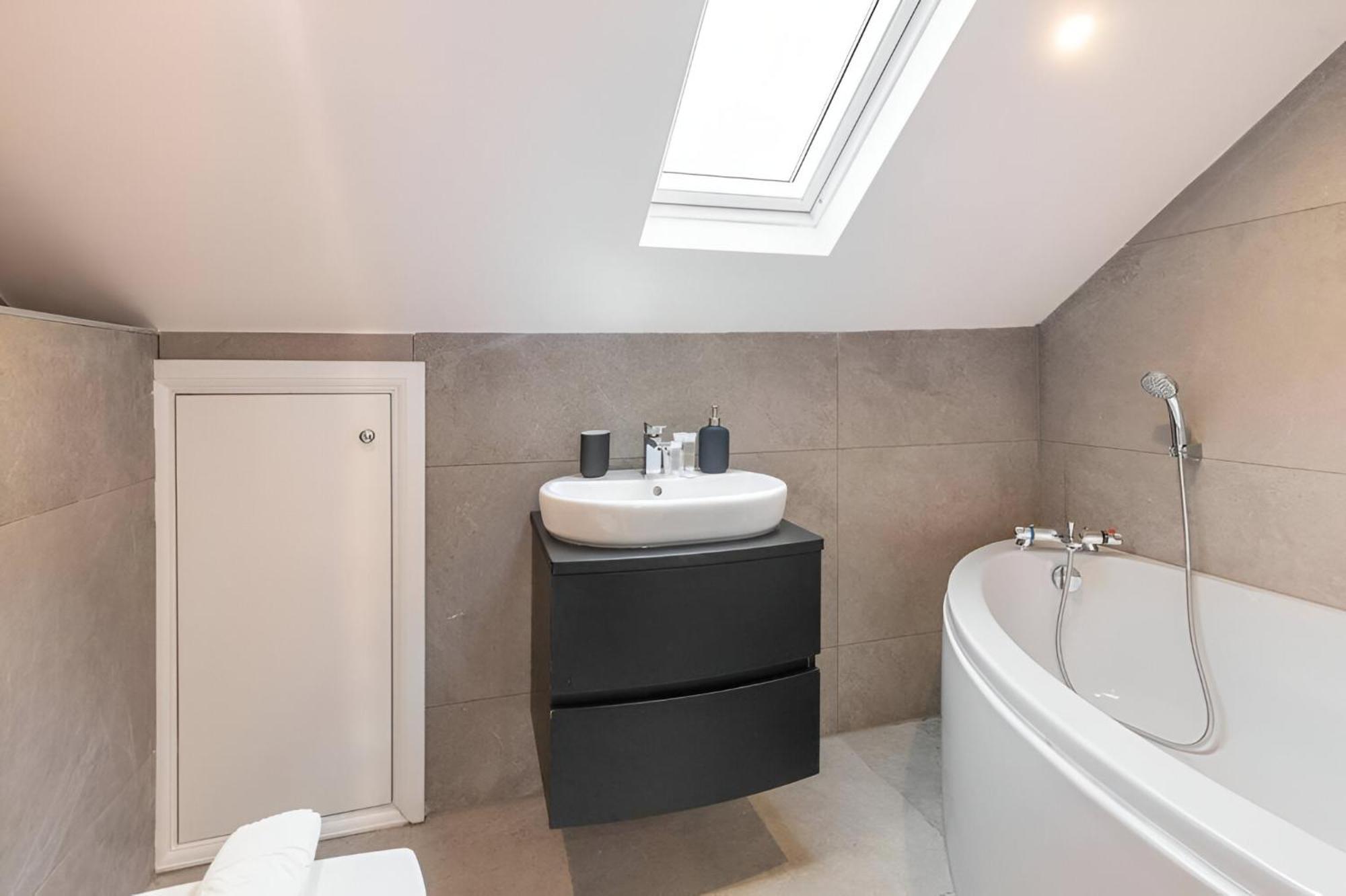 Apartment Earthy Elegance Stylish 4br For Urban Escapes London