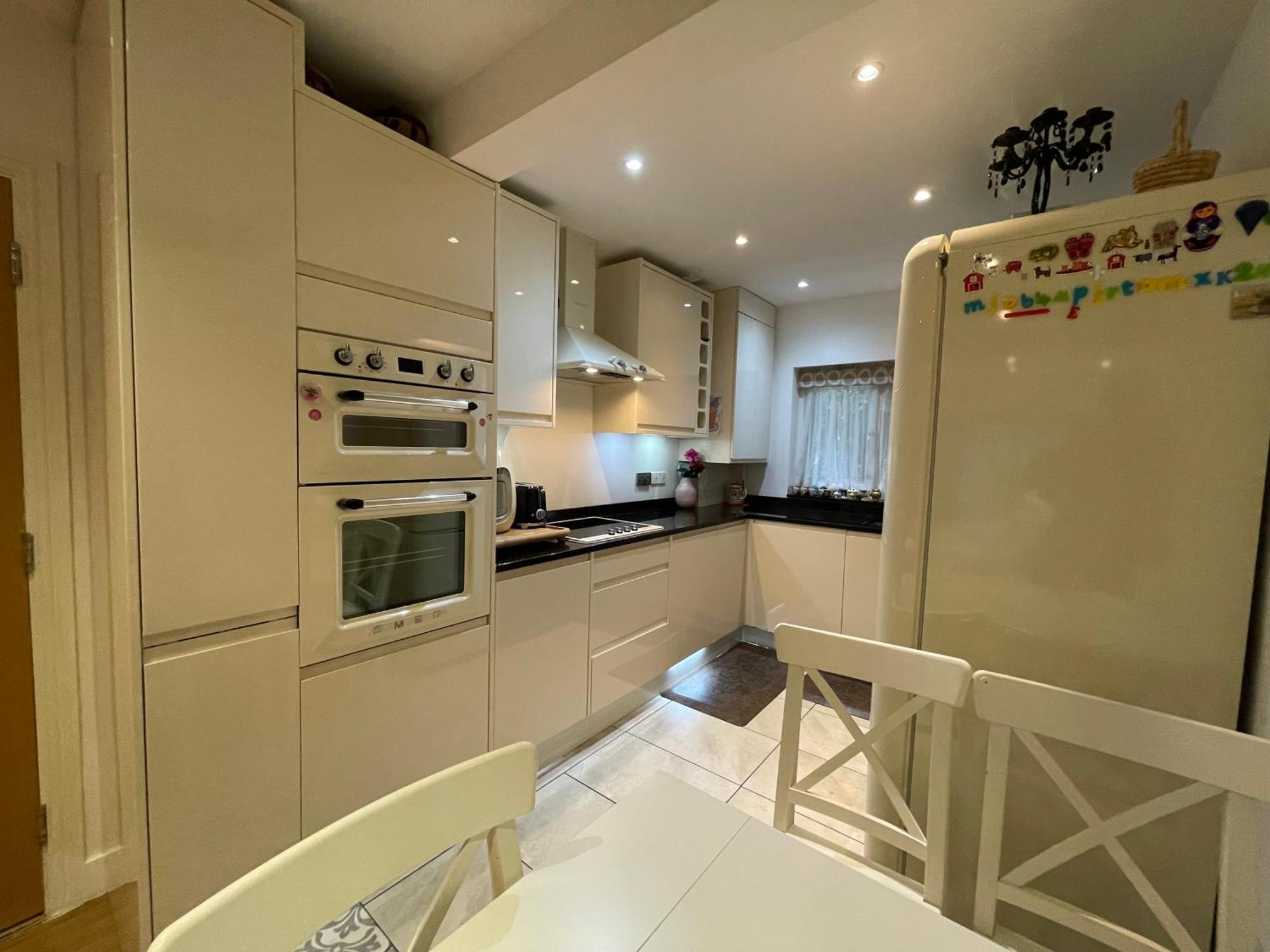 Luxe Quartet: Spacious 4-bed Retreat Near Elizabeth Line * Londres