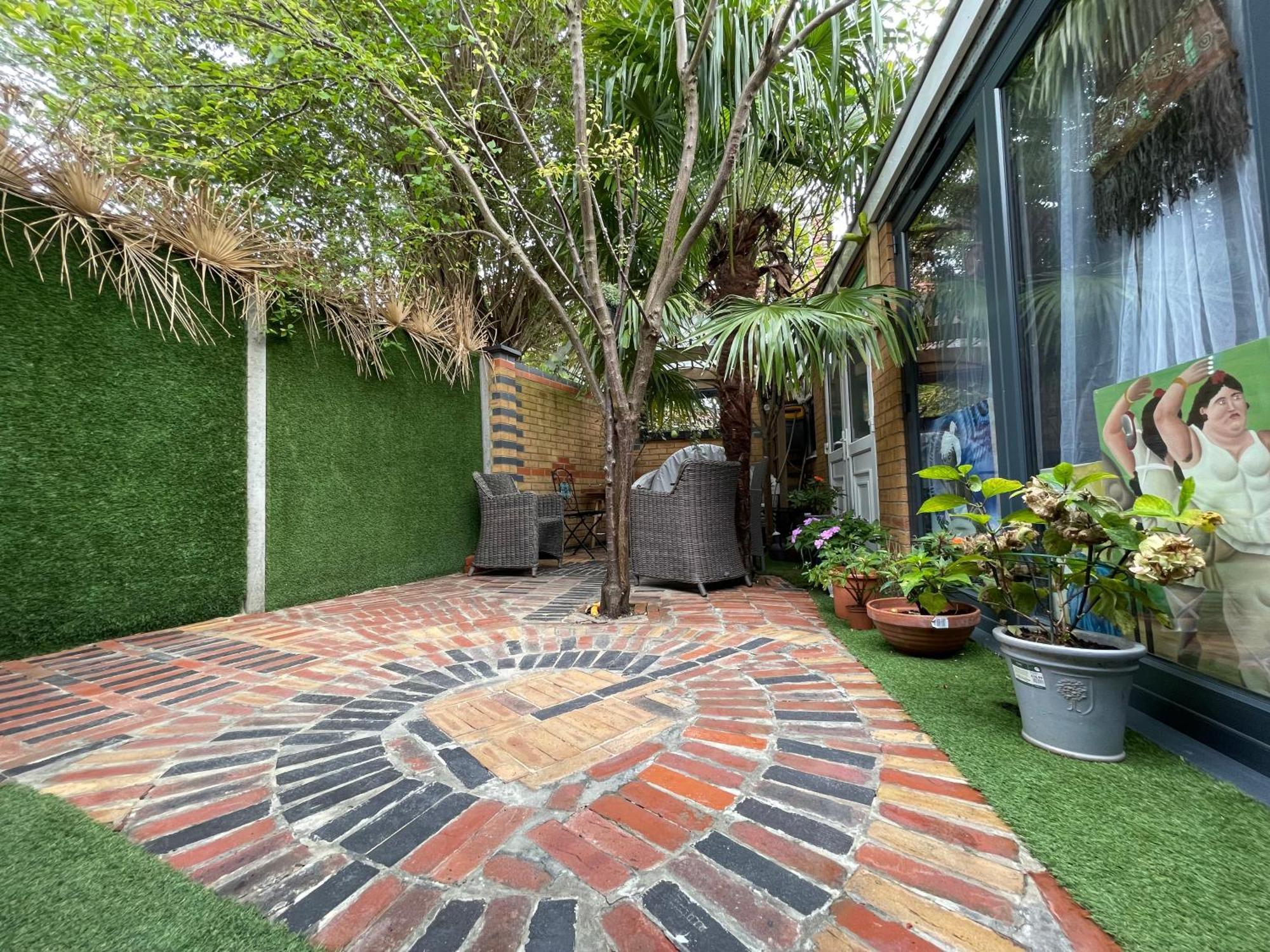 Pousada Luxe Quartet: Spacious 4-bed Retreat Near Elizabeth Line *