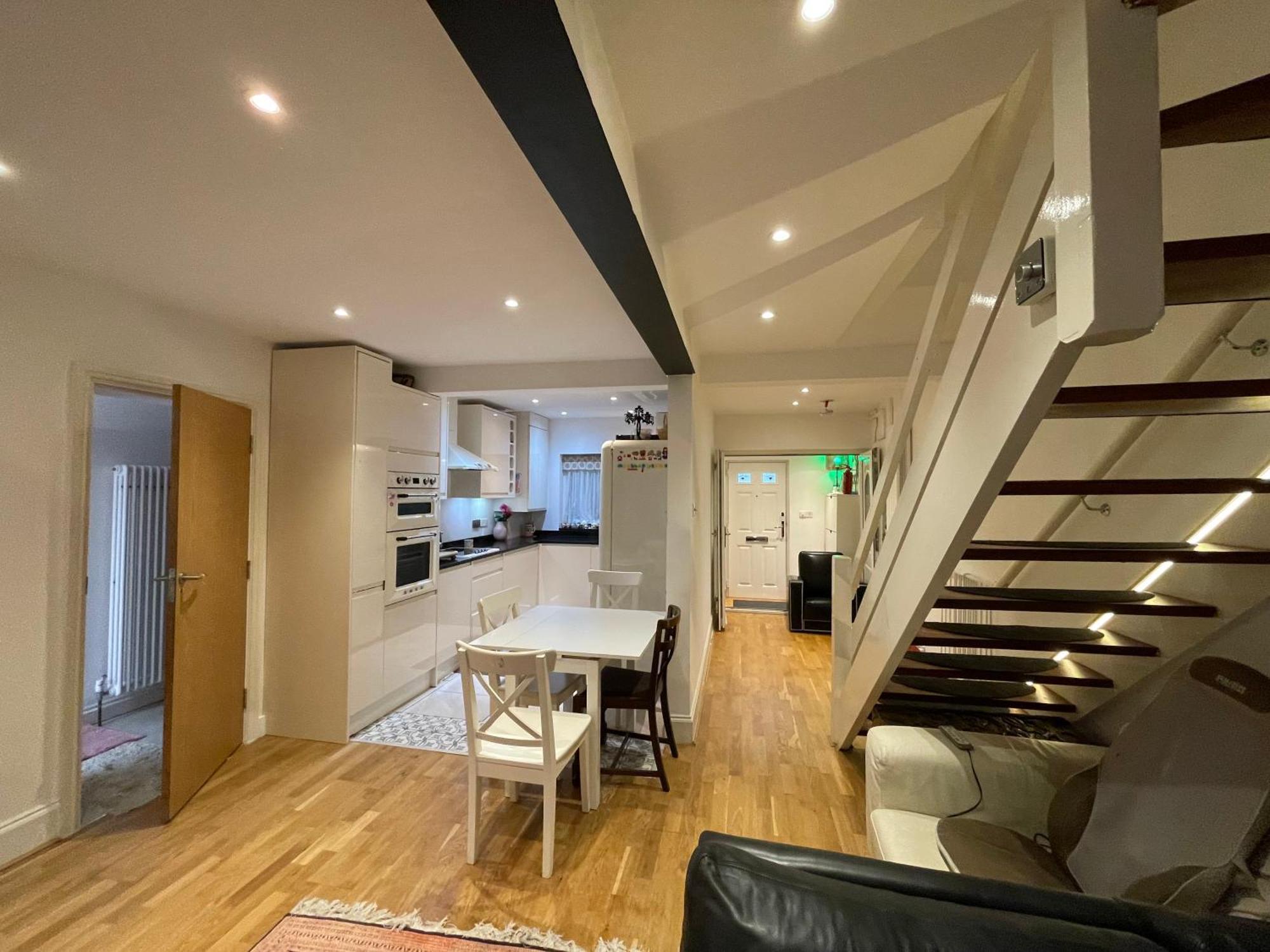 Pousada Luxe Quartet: Spacious 4-bed Retreat Near Elizabeth Line *