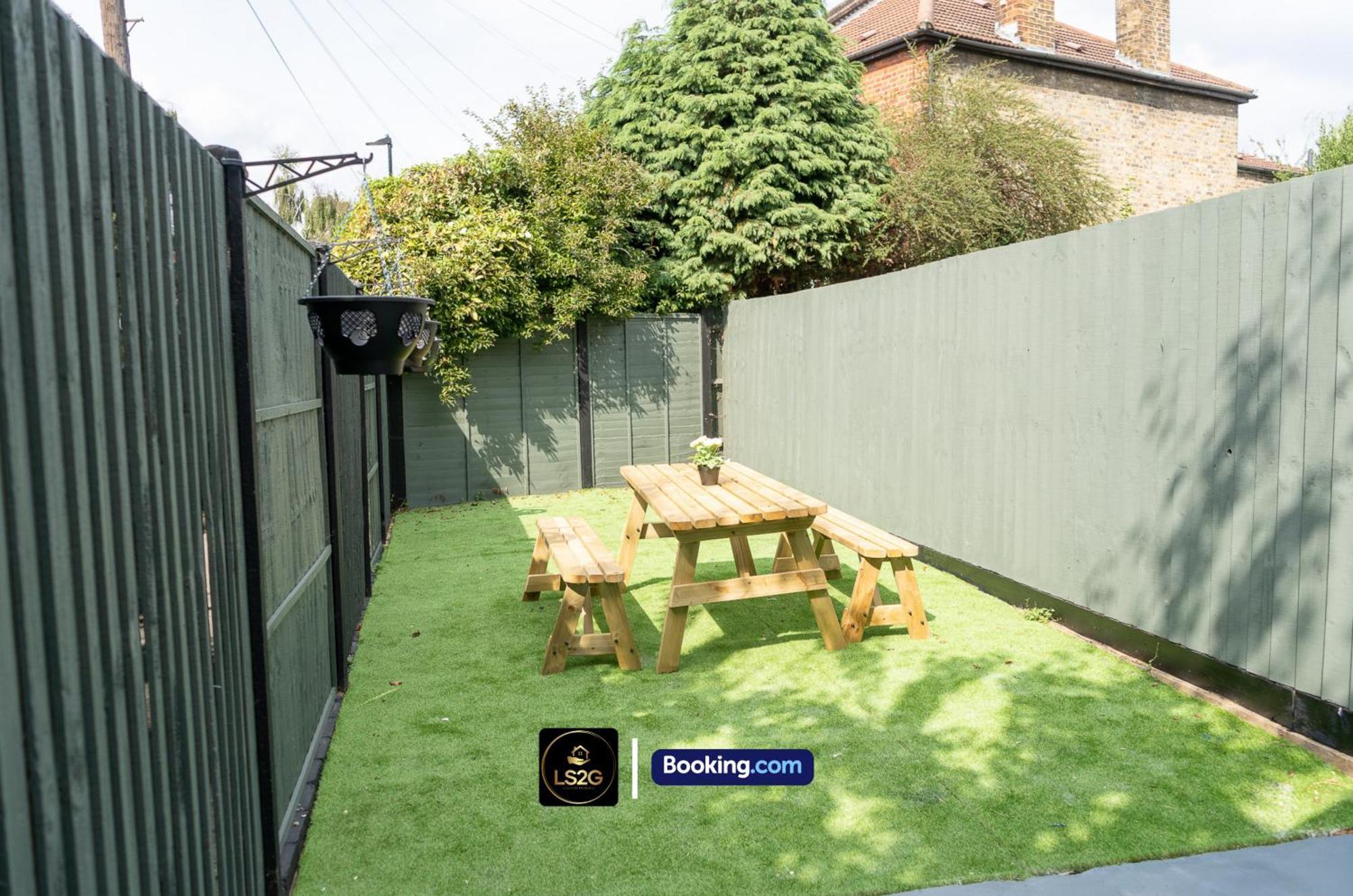 Stunning House By Ls2g Short Lets & Serviced Greater With Free Wifi *