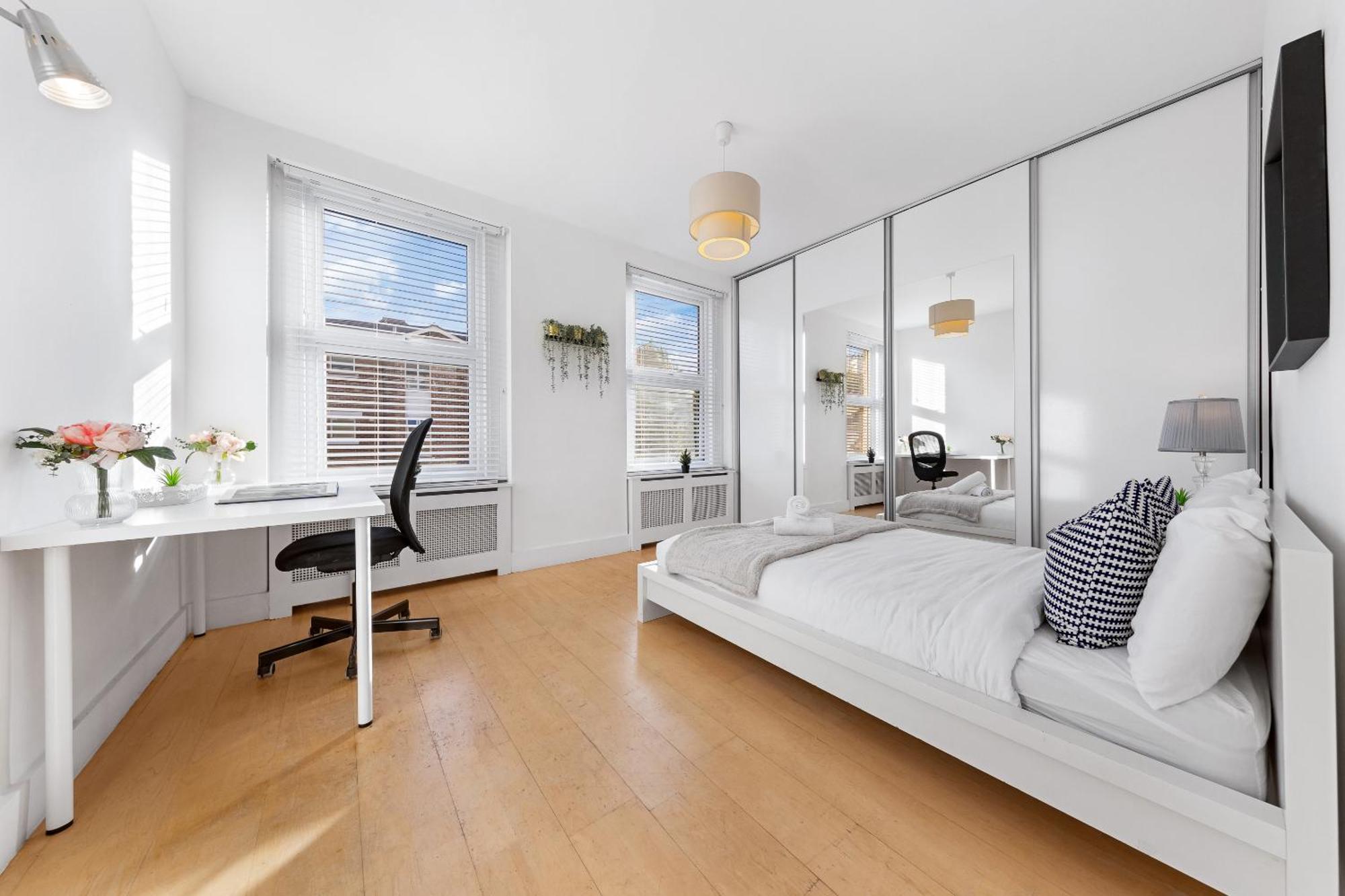 Luxury 4-bedroom Modern Flat In Steps From Station, Sleeps 9 In Style! Apartamento