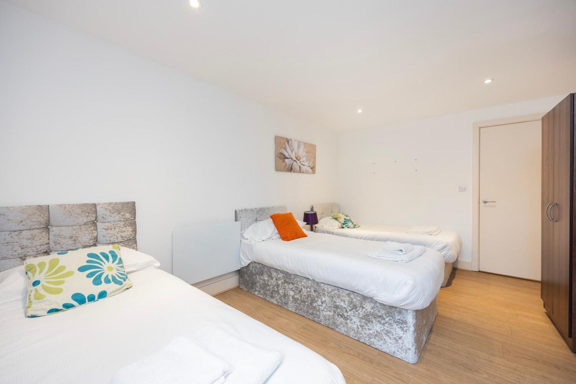 Apartment Heads On Bed -canary Wharf Docklands For The Larger Groups *