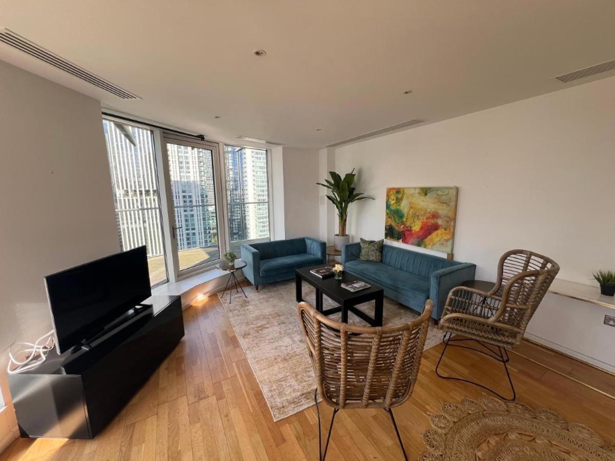 Panoramic View In Canary Wharf Penthouse * London