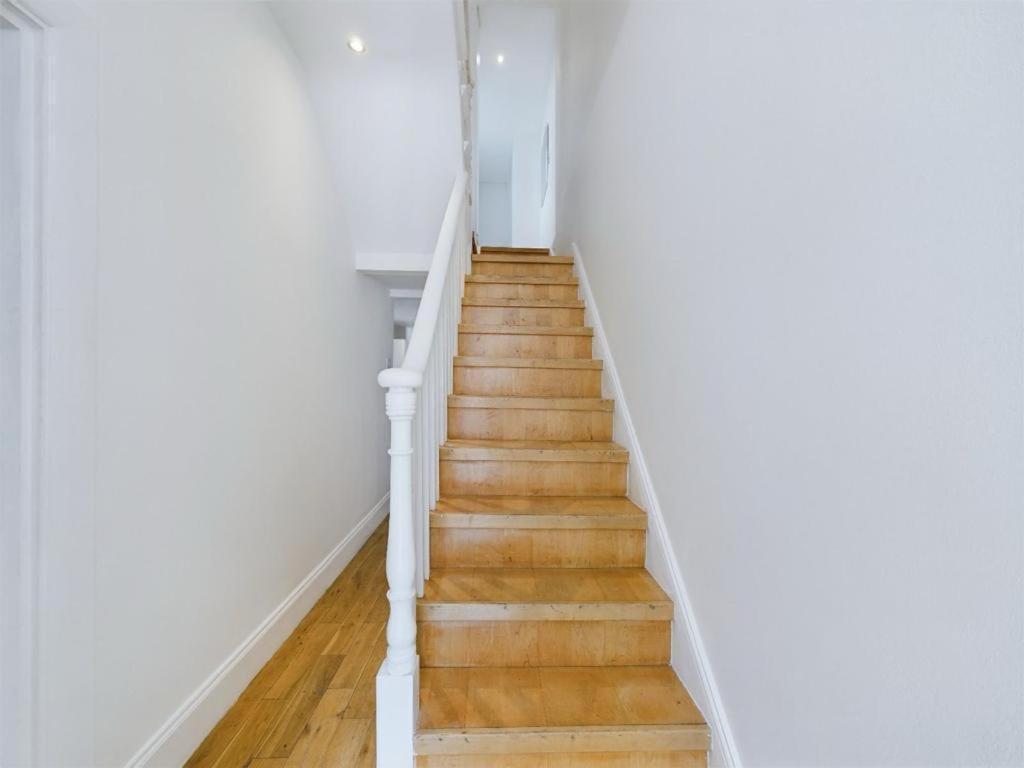 Luxury 4-bedroom Modern Flat In Steps From Station, Sleeps 9 In Style! Apartamento