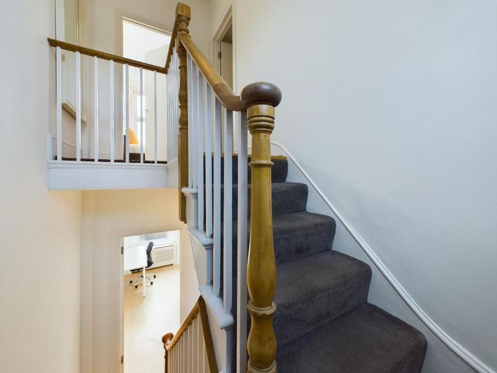 Luxury 4-bedroom Modern Flat In Steps From Station, Sleeps 9 In Style! Londres