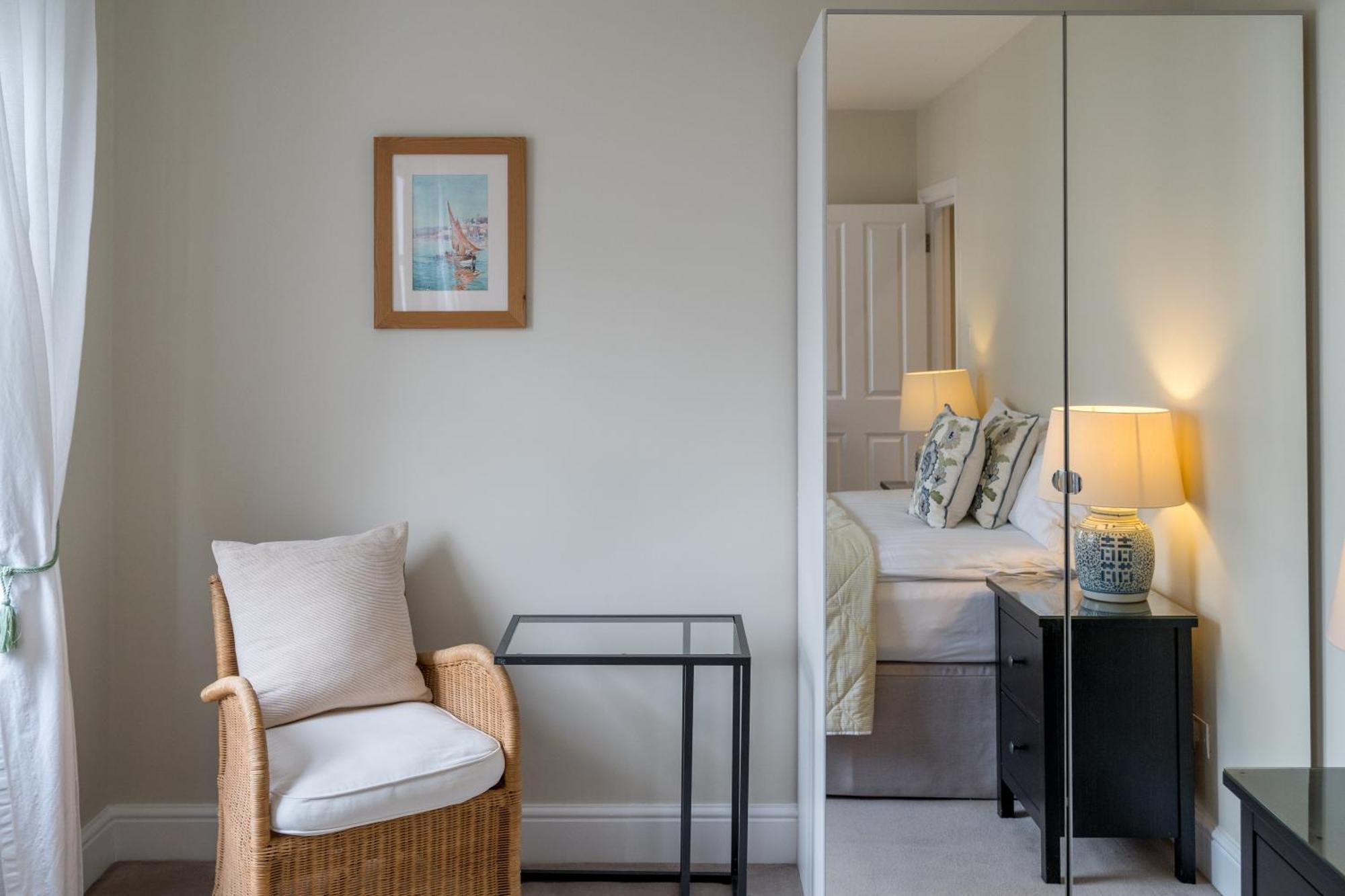 Appartement Spacious Flat Near Victoria And Warwick Square Londen