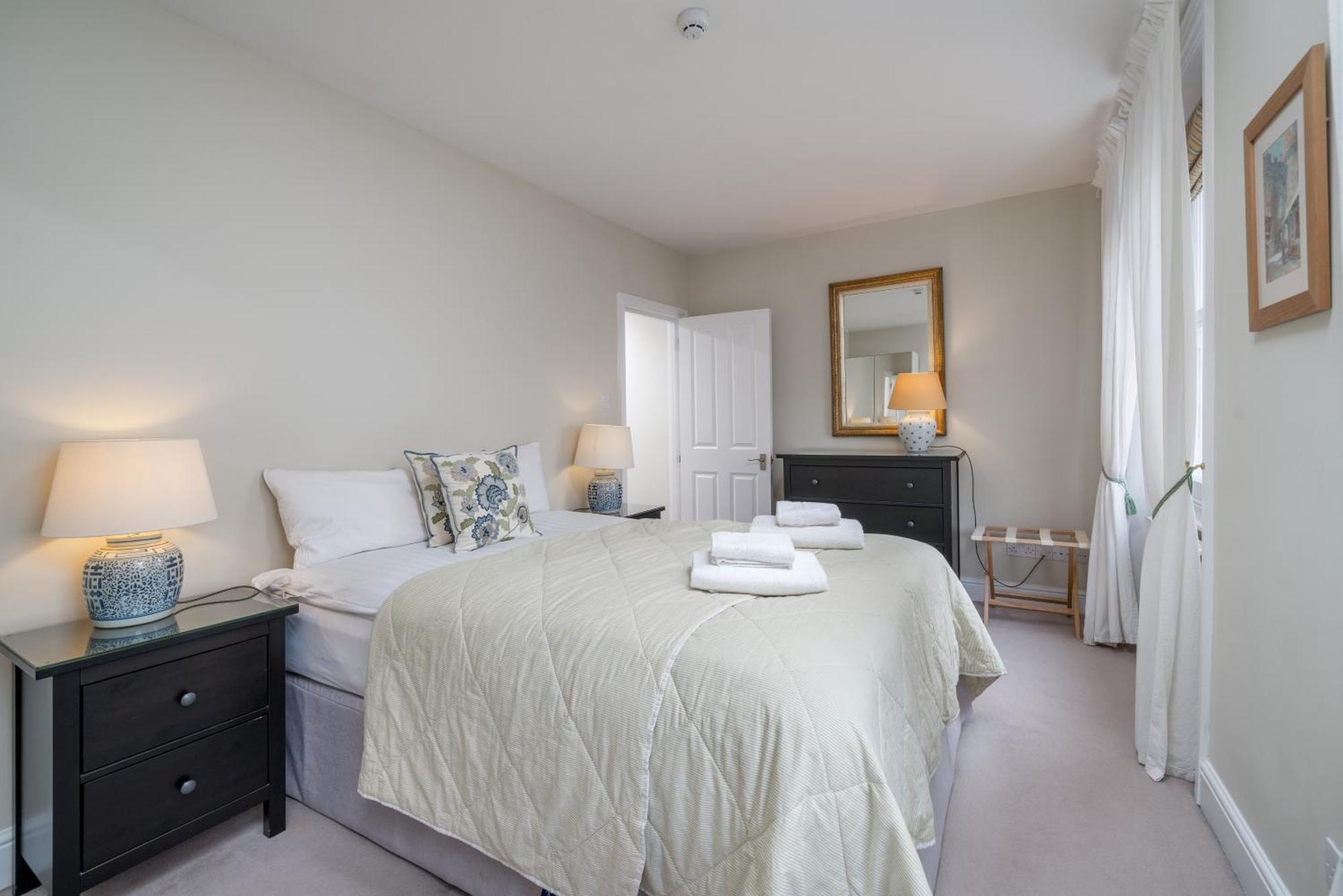 Spacious Flat Near Victoria And Warwick Square Londen
