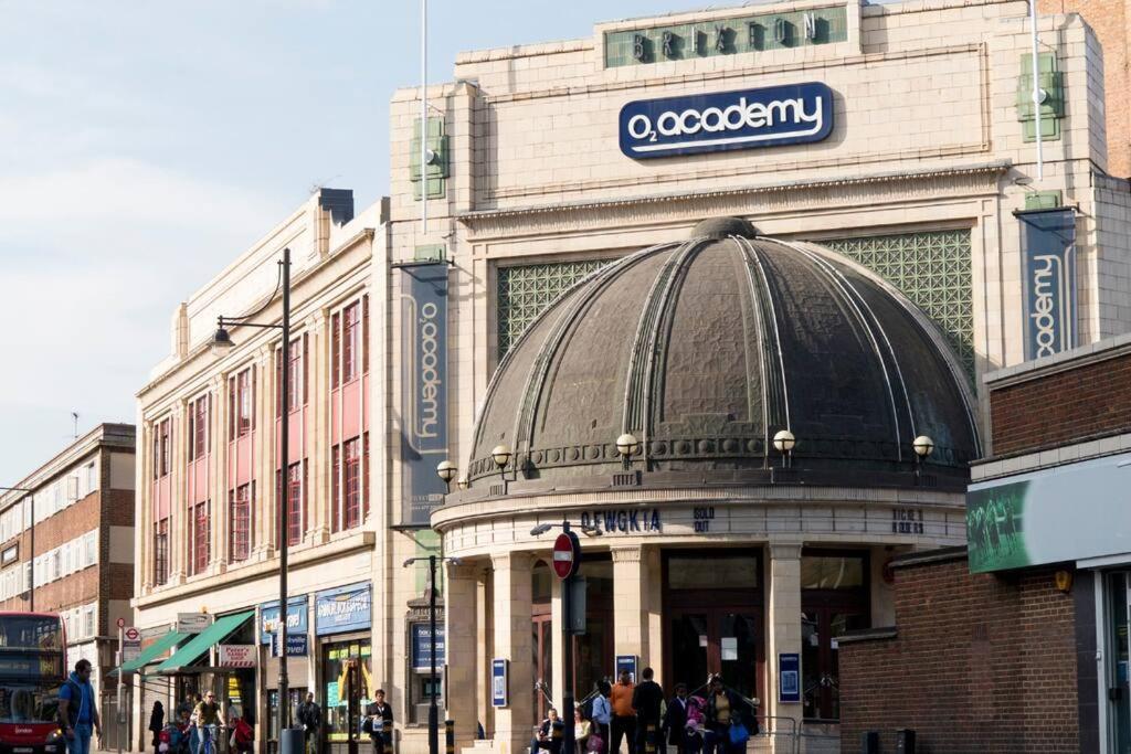 Lovely 1br With Balcony & Stunning Views In Brixton Appartement