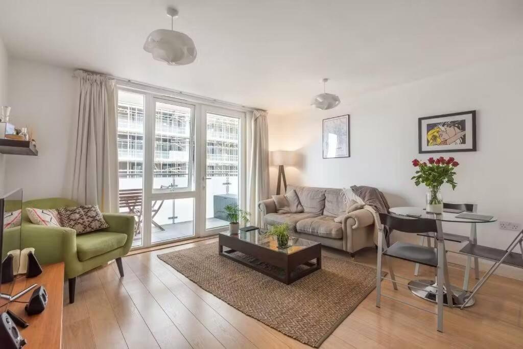 Lovely 1br With Balcony & Stunning Views In Brixton Appartement *