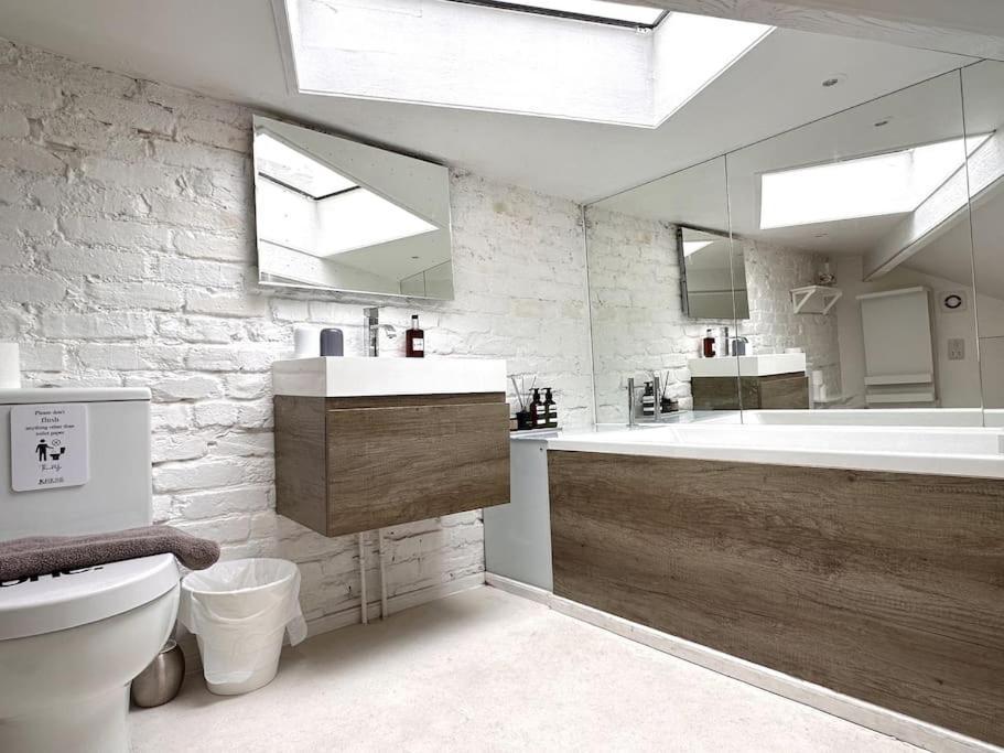 Stunning Modern 2-floor House With 3 Ensuite Pousada
