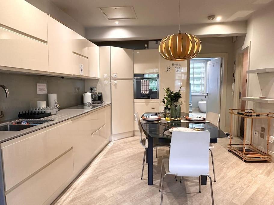 Stunning Modern 2-floor House With 3 Ensuite Pousada Londres