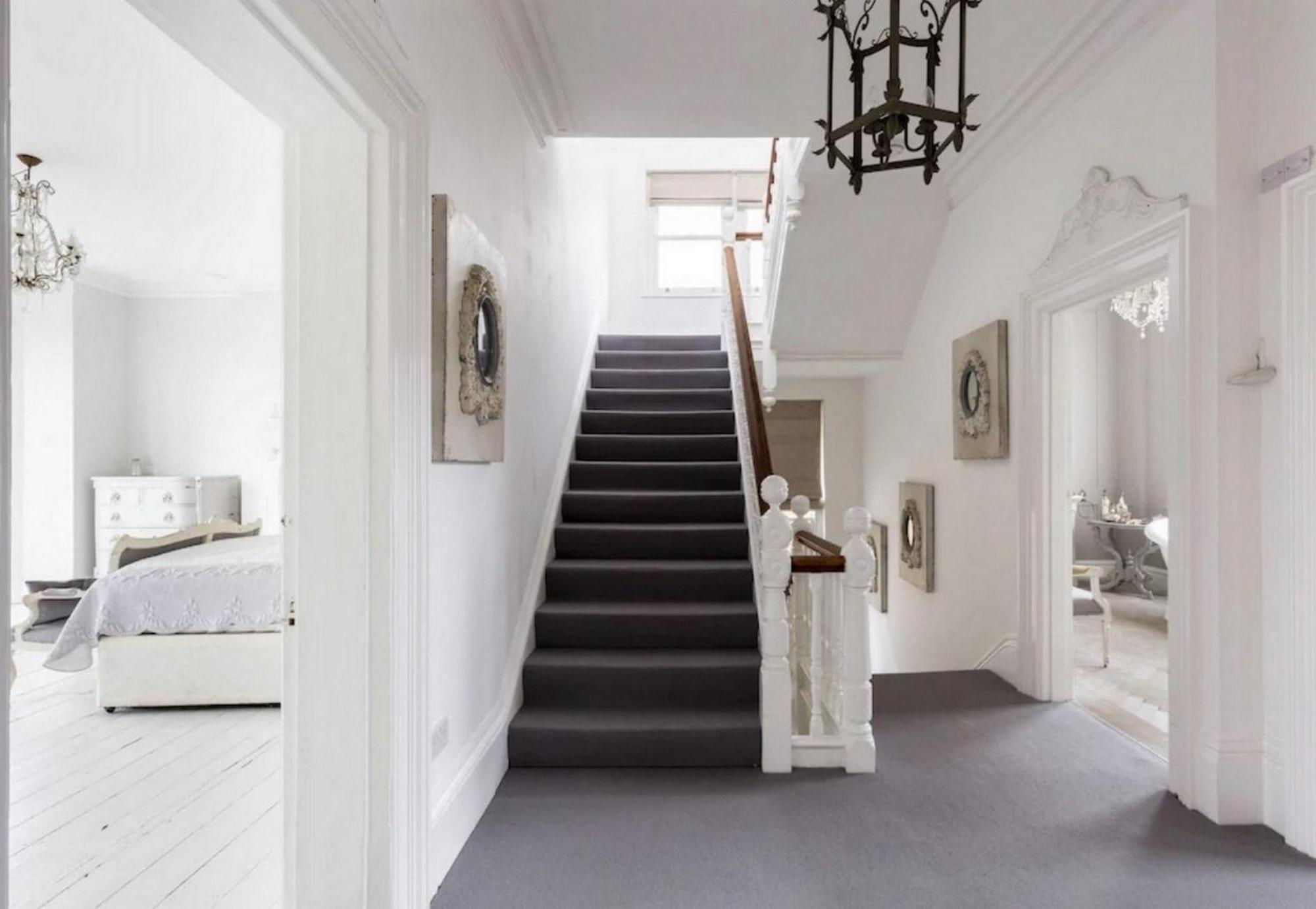 Villa 7br Holiday In Near Hyde Park- If You Want To Book, Please Contact On Wh-ats-app - 0034-605-434-371 !!!!