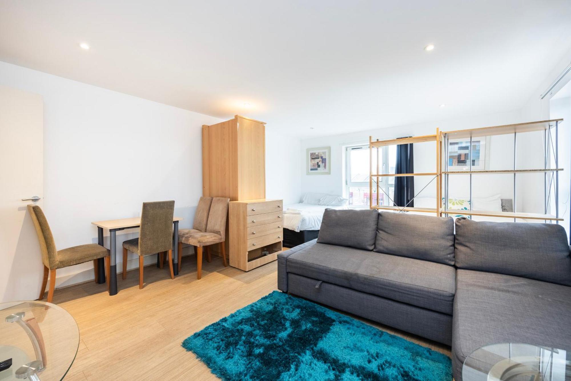 Heads On Bed -canary Wharf Docklands For The Larger Groups Apartment *