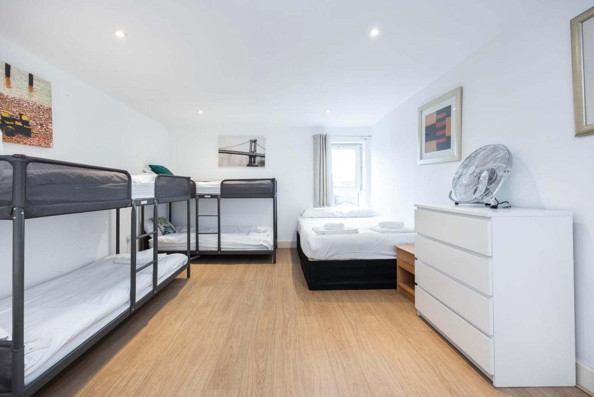 Apartment Heads On Bed -canary Wharf Docklands For The Larger Groups