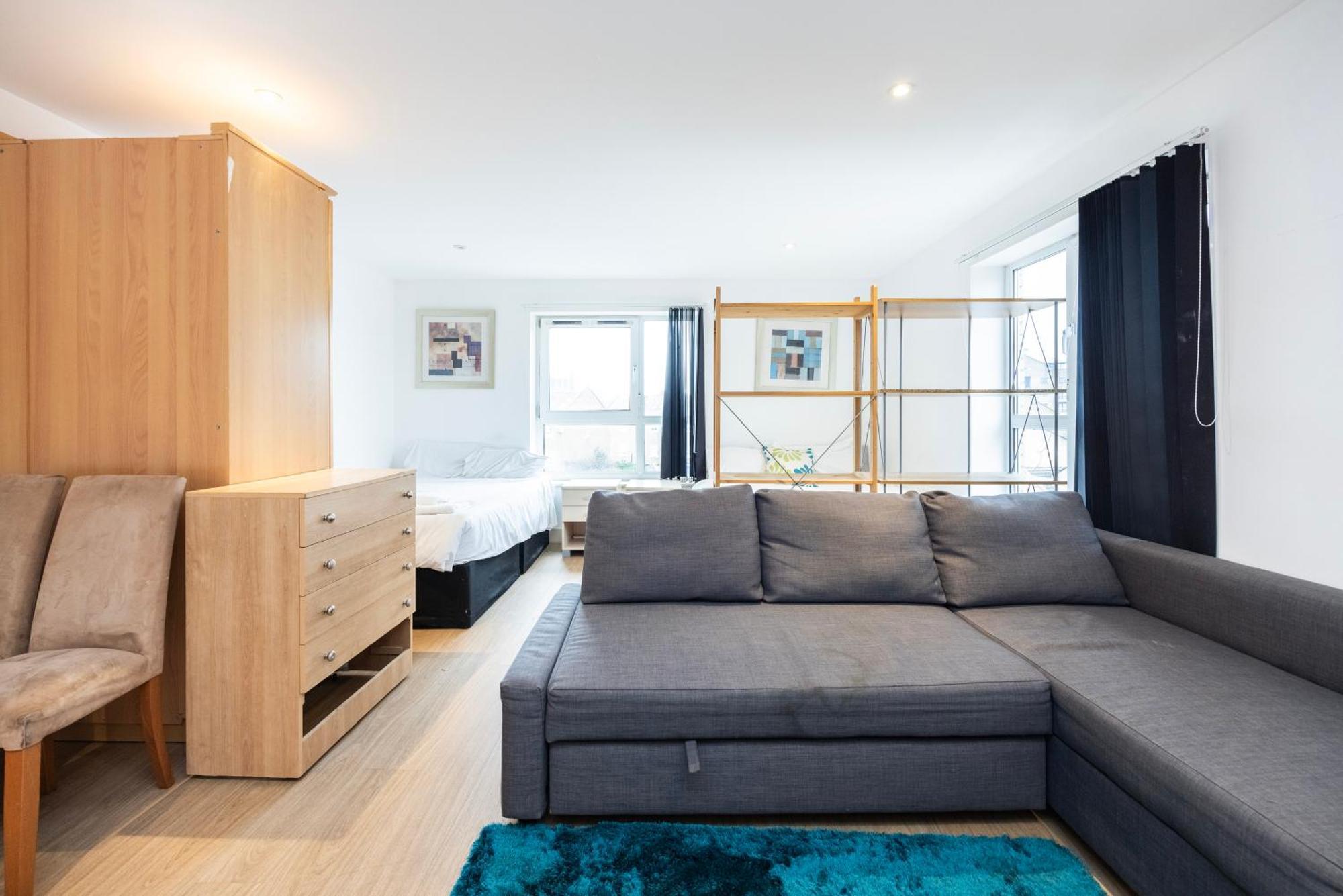 Heads On Bed -canary Wharf Docklands For The Larger Groups Apartment London
