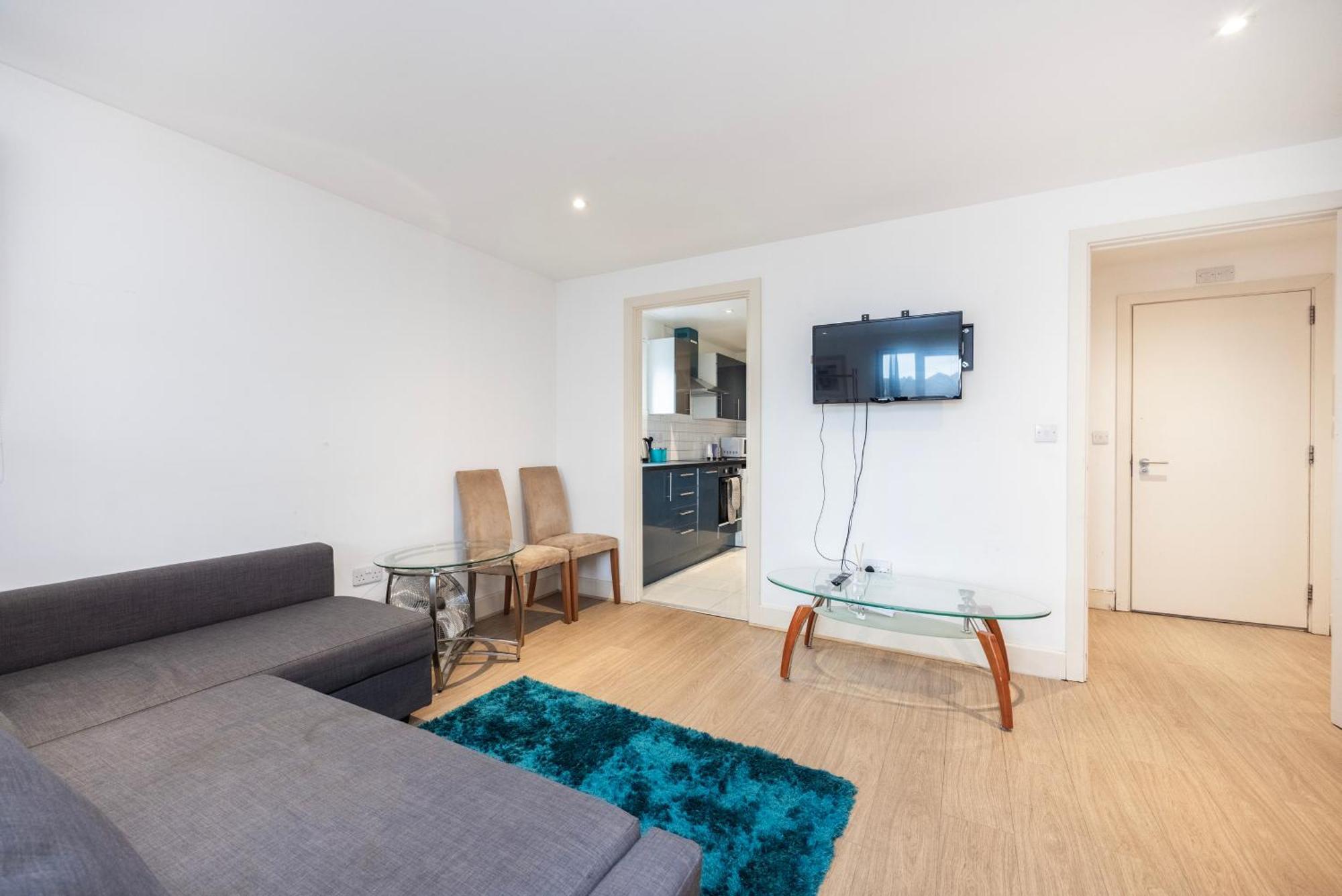 Heads On Bed -canary Wharf Docklands For The Larger Groups Apartment *