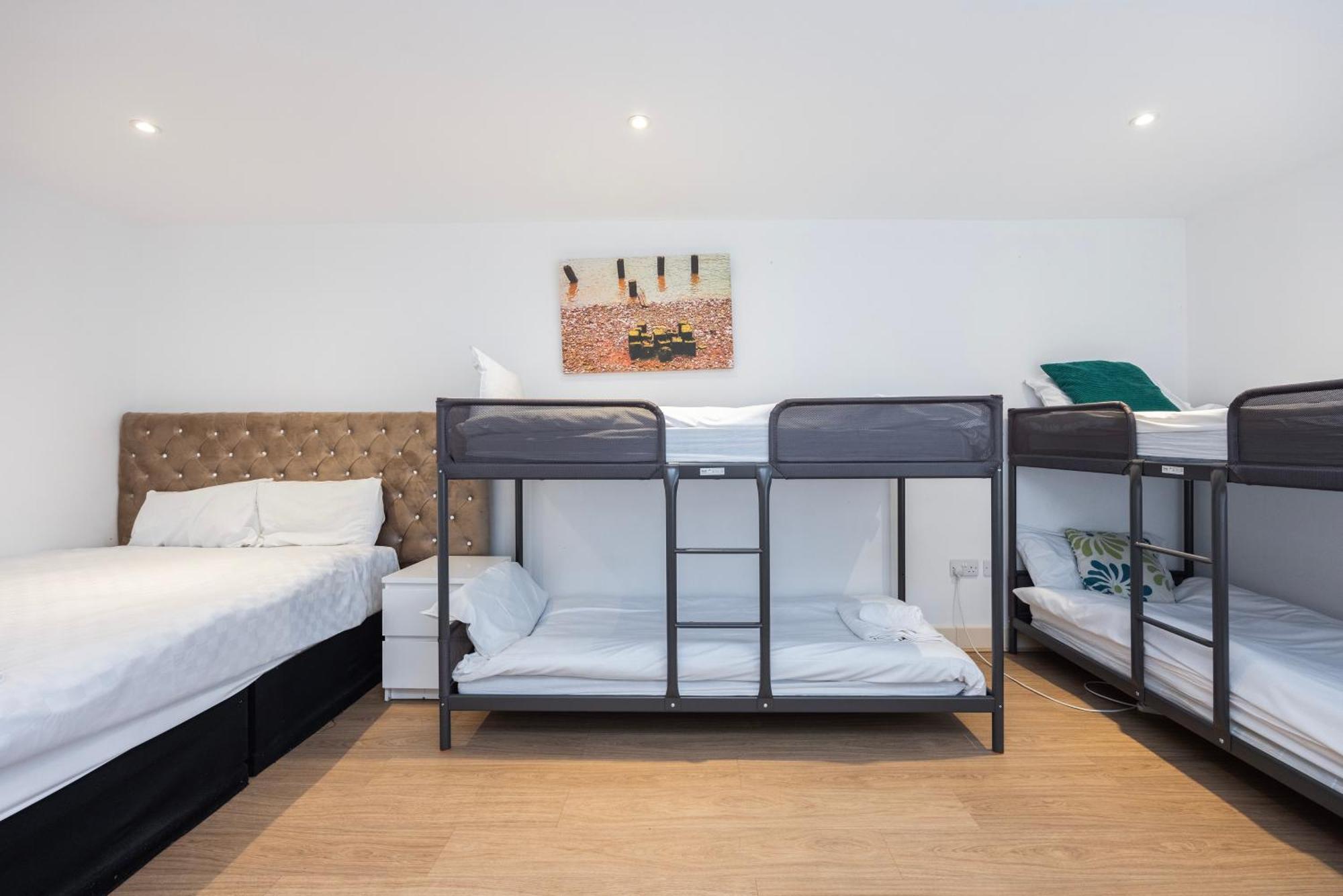 Heads On Bed -canary Wharf Docklands For The Larger Groups London