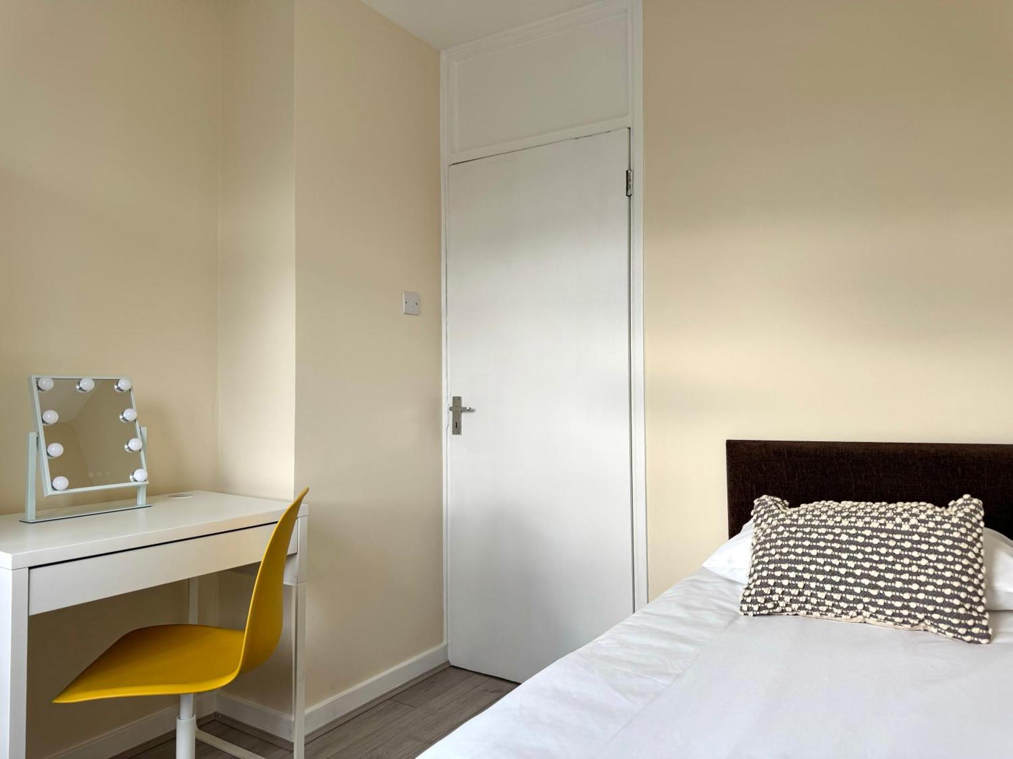Spacious 5 Bedroom 3 Mins Walk From Mile End Appartement Londres