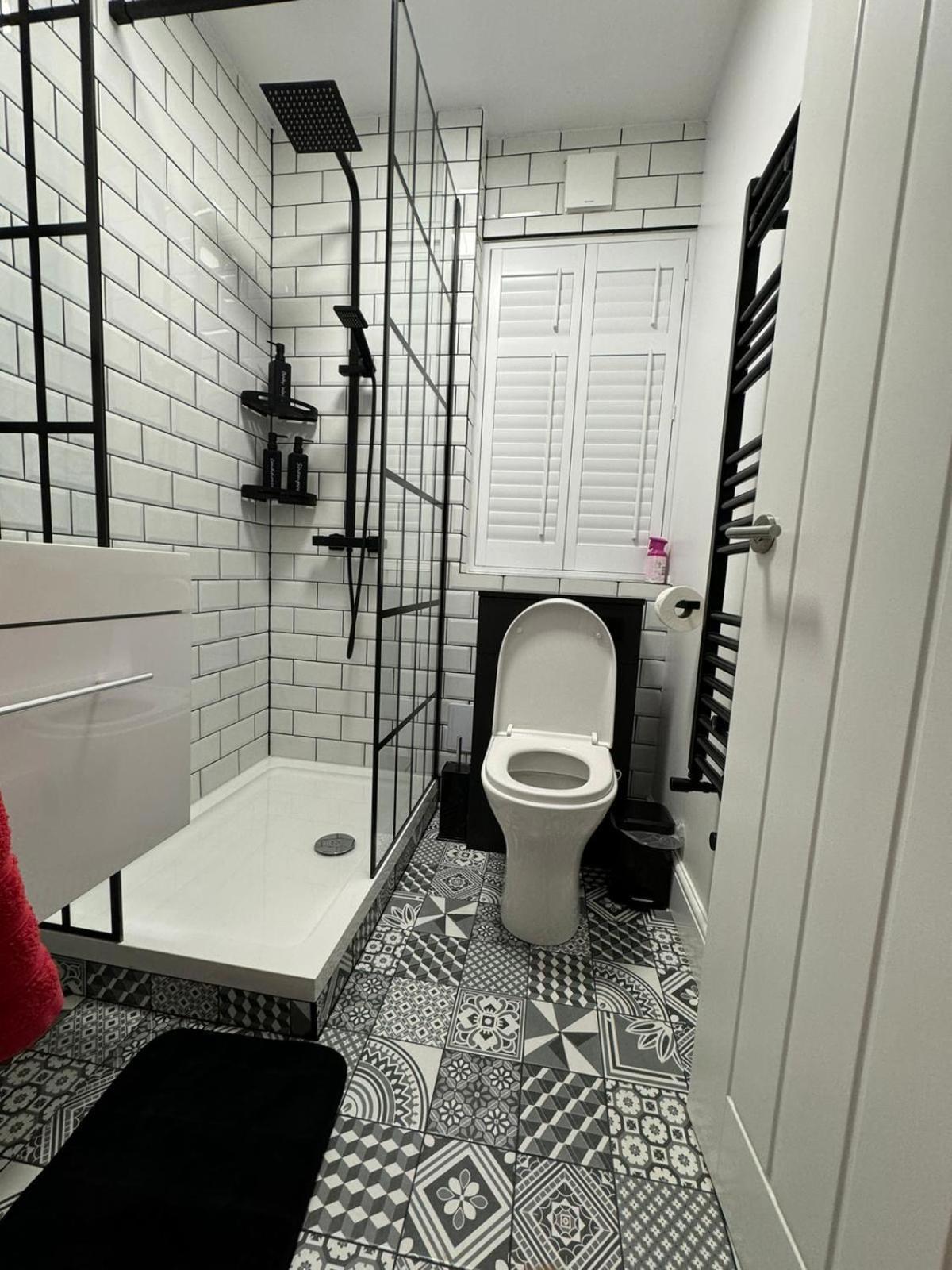 Newly Refurbished ,chic, Attractive 3 Bedroom Flat Londres