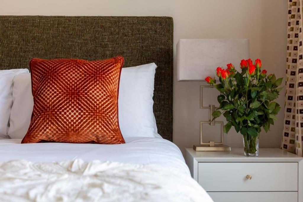 Elegant 2 Bedroom Apartment, Steps From History & V&a Museums, 2 Bathroom & 2 Elevators * Londres