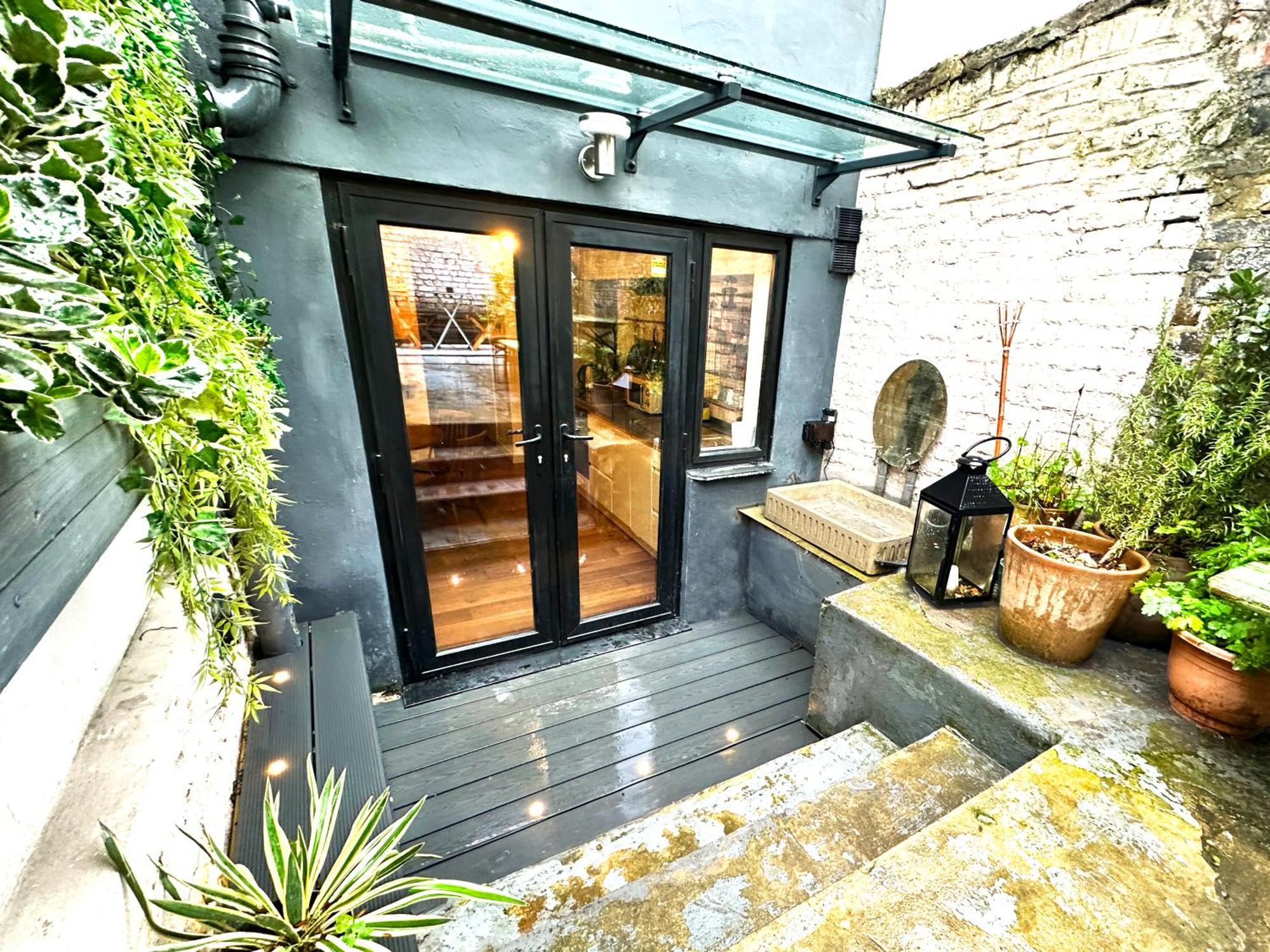 Modern Flat With King Bed, Garden & Outdoor Dining Appartement