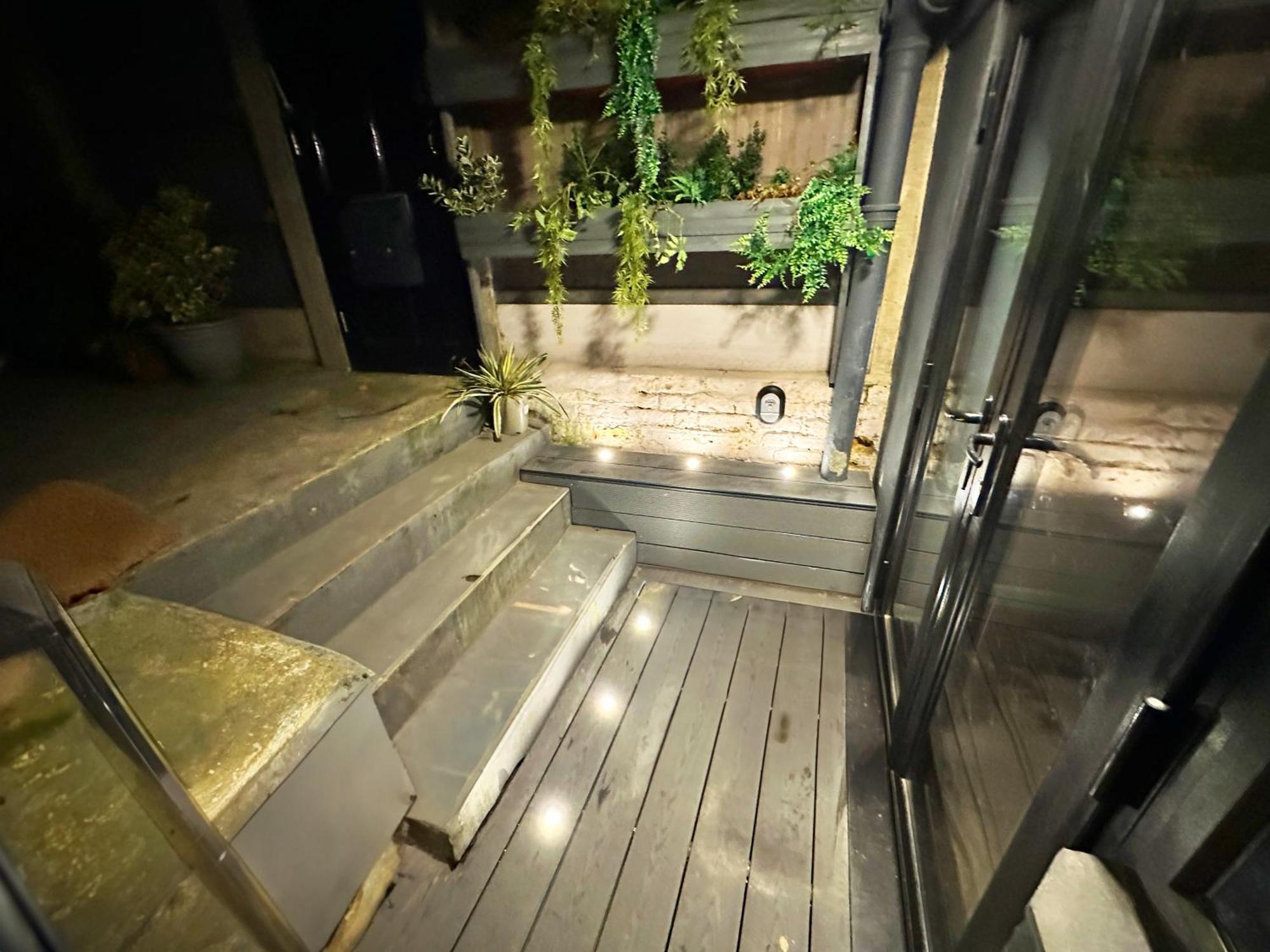 Modern Flat With King Bed, Garden & Outdoor Dining *