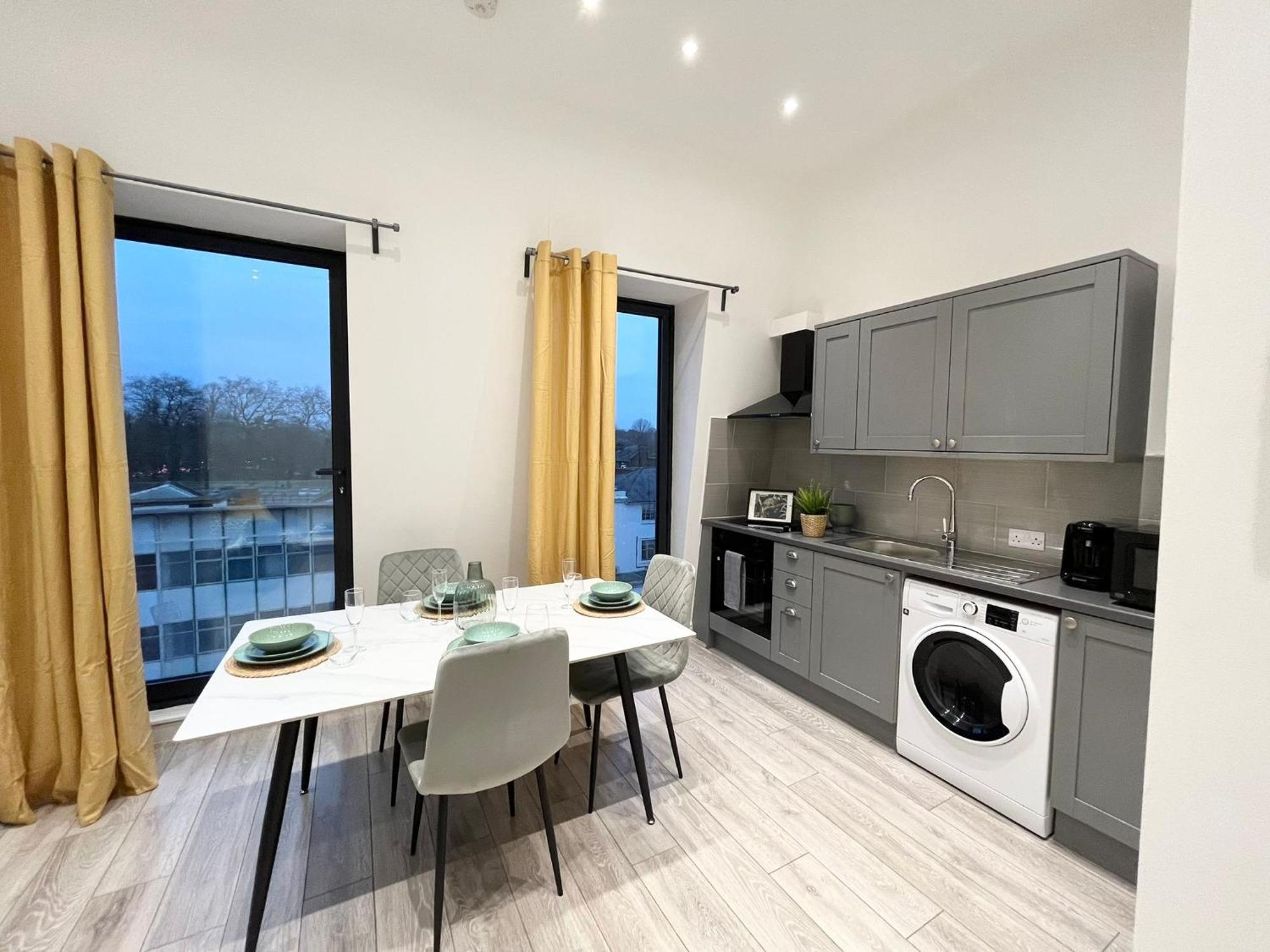 Stylish Ealing -near Tube - Ideal For Family&group London
