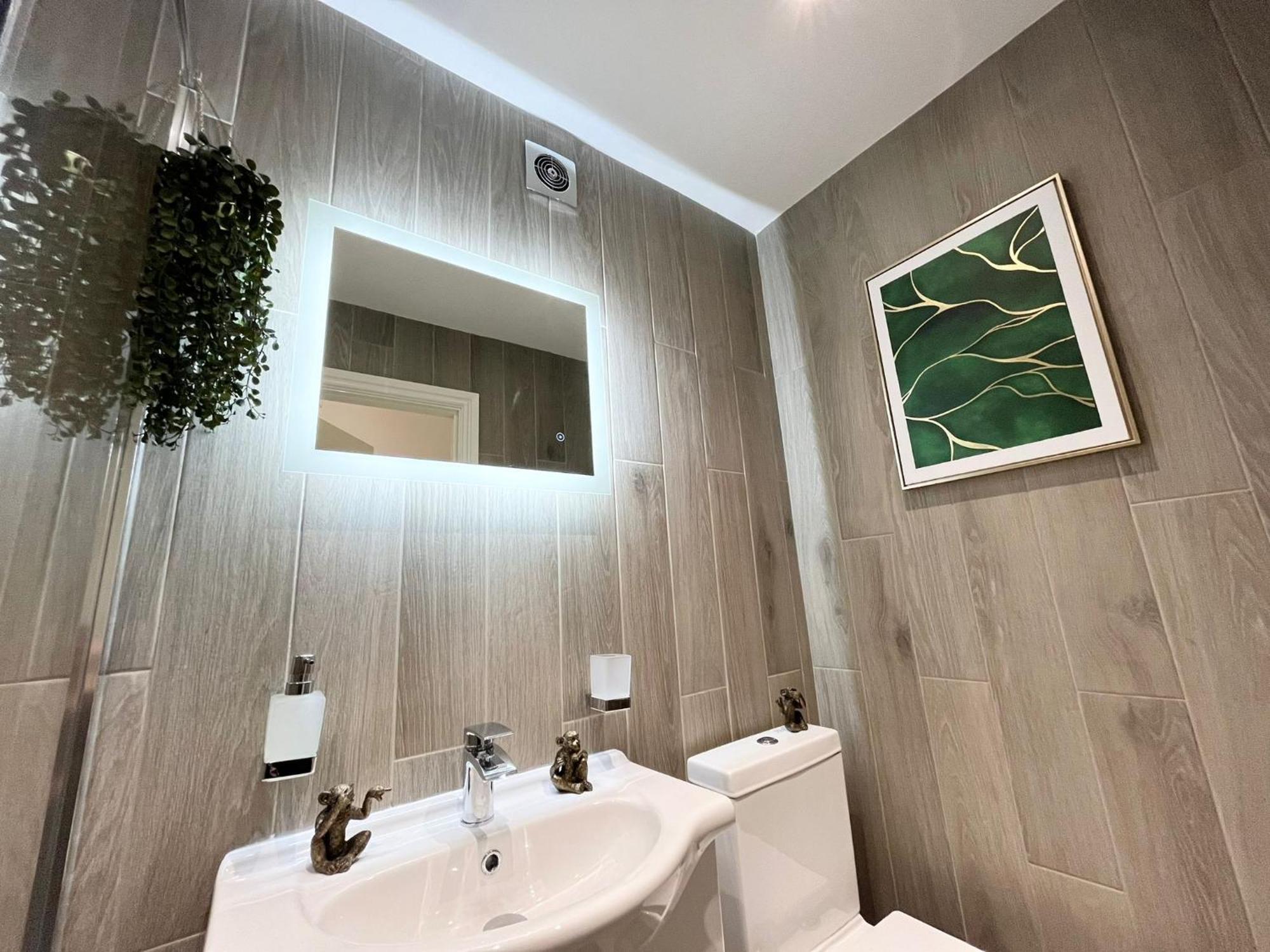 Stylish Ealing -near Tube - Ideal For Family&group Apartment