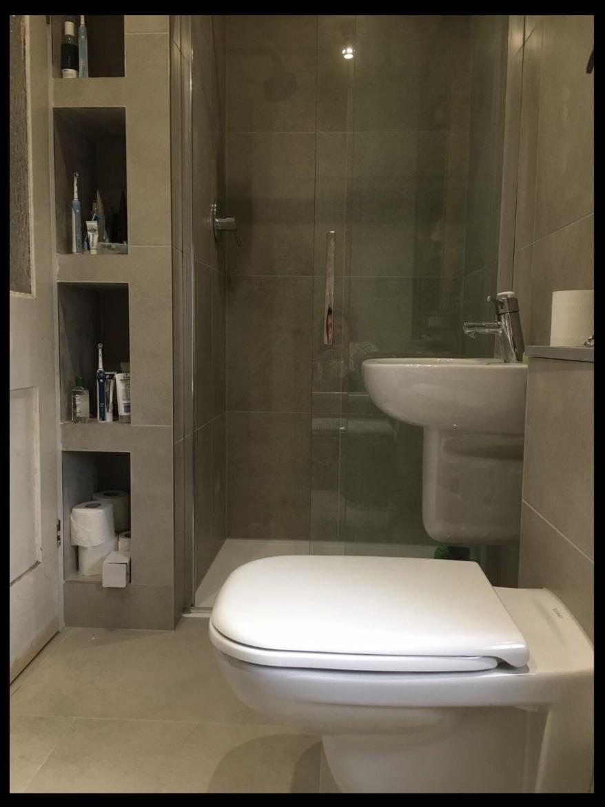 Quarto em Acomodações Particulares Fabulous Spacious Stylish Private In Nw6 With Excellent Transport Links To Centre, Hosted By Female Currently Taking Bookings For Females & Couples Only, Suitable For Holidays, Study, Work, Courses Or Inbetween