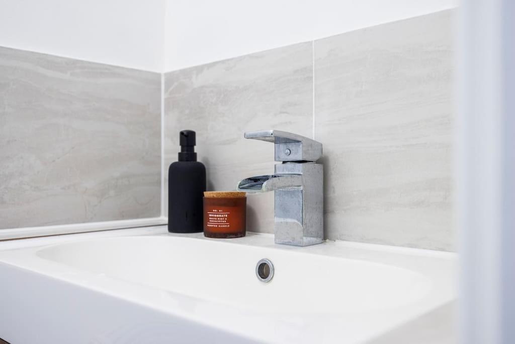 Stylish 3-bed East Contractors Parking Sleeps 5 Near Excel Londres