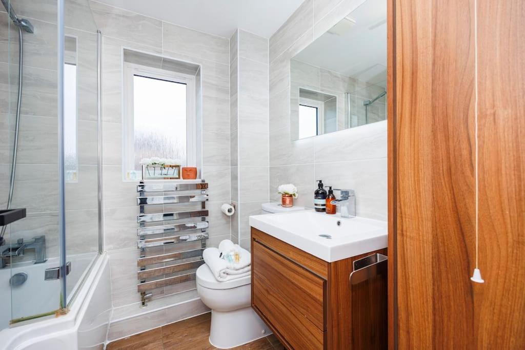 Stylish 3-bed East Contractors Parking Sleeps 5 Near Excel Appartement Londres