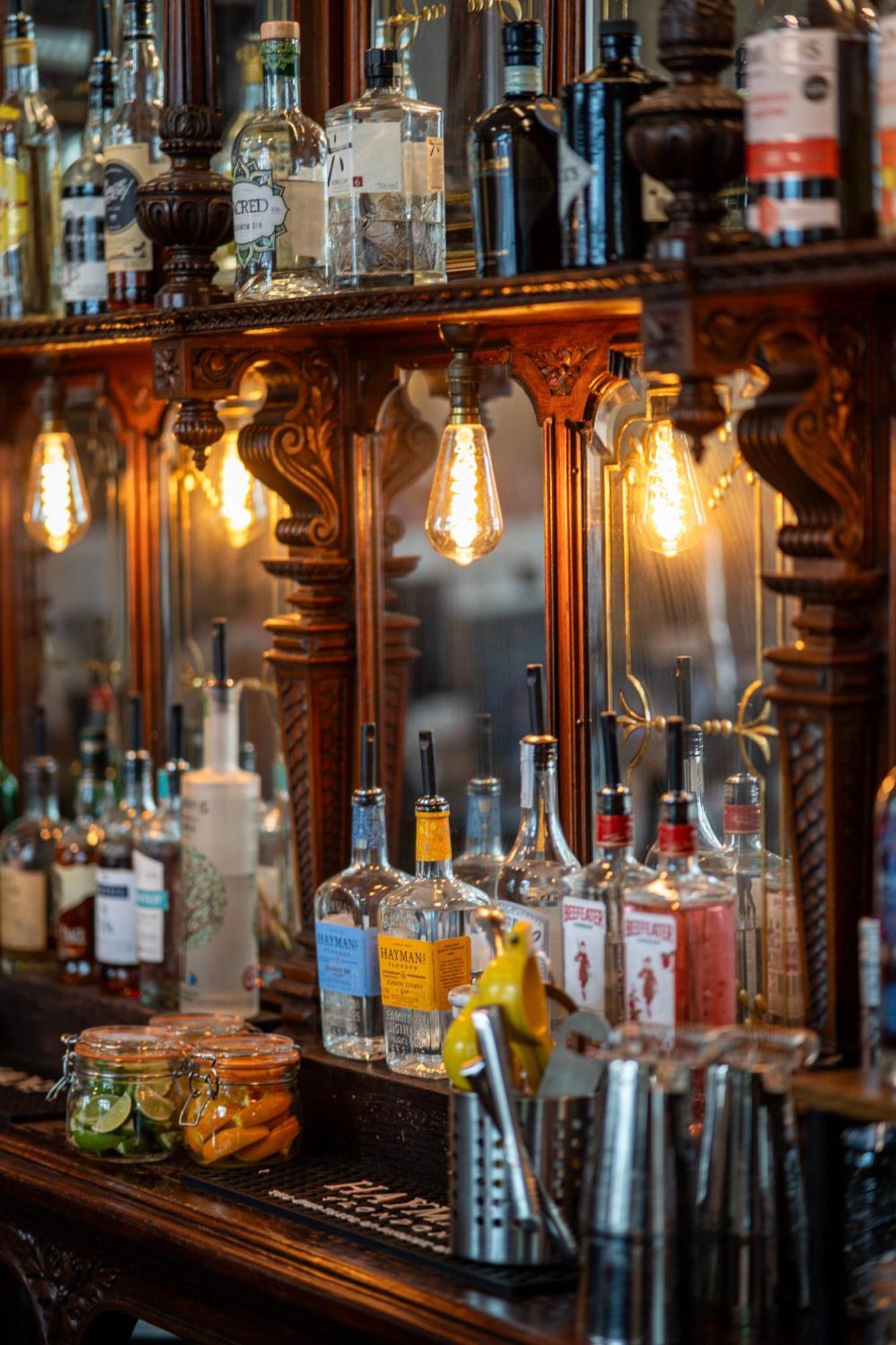 Publove @ The White Ferry, Victoria Hostel Londen