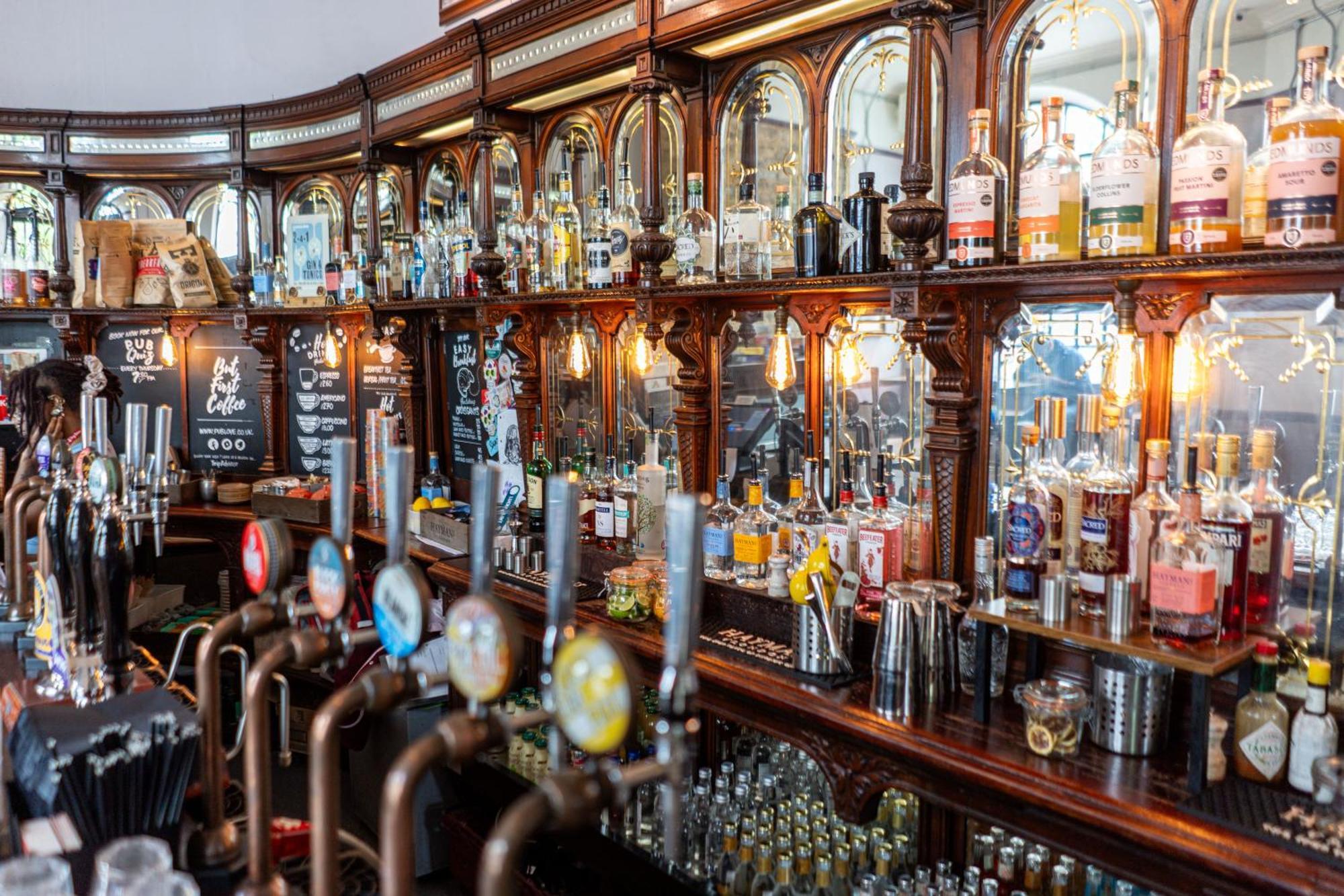 Publove @ The White Ferry, Victoria Hostel Londen