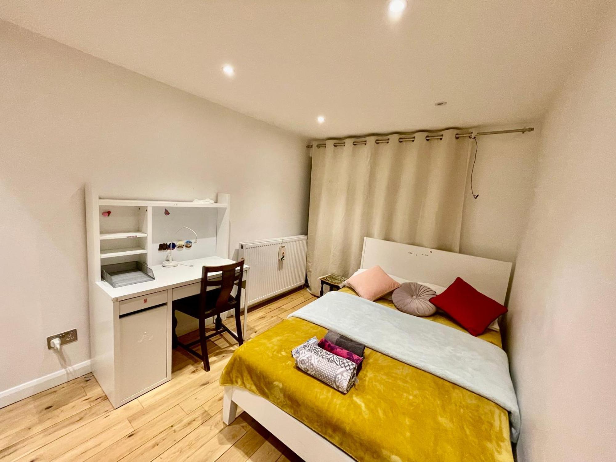 Luxe Quartet: Spacious 4-bed Retreat Near Elizabeth Line Pousada