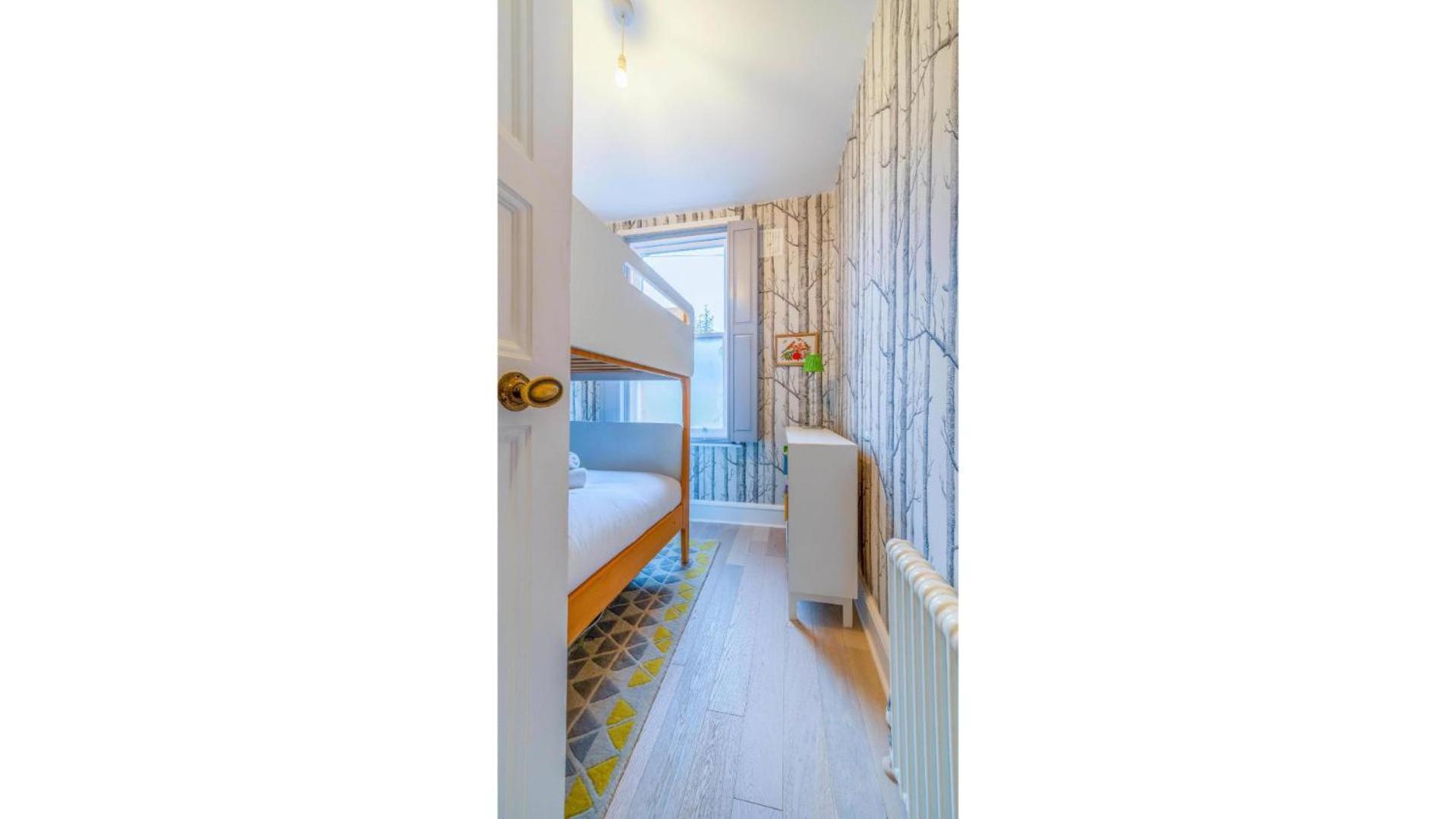 Hébergement de vacances Spacious 4br Retreat With Private Garden Zone 3 *