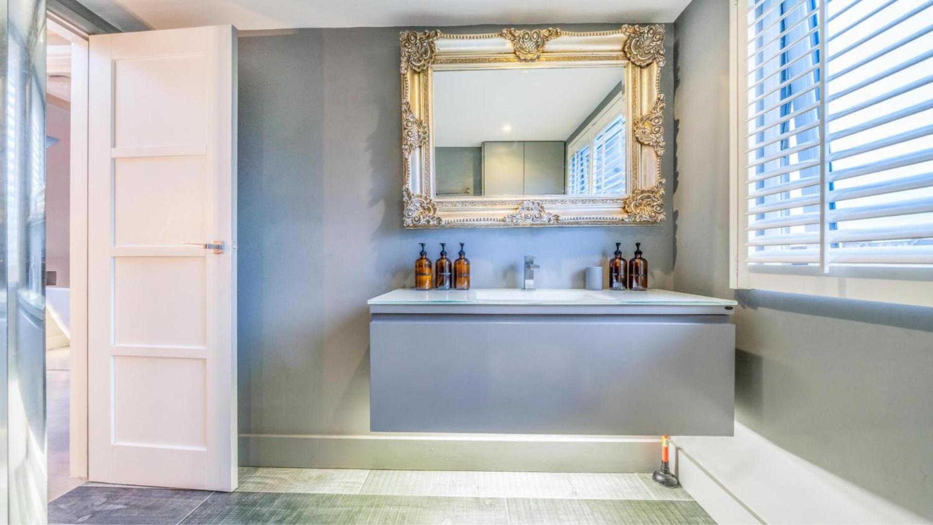 Spacious 4br Retreat With Private Garden Zone 3 Hébergement de vacances Londres