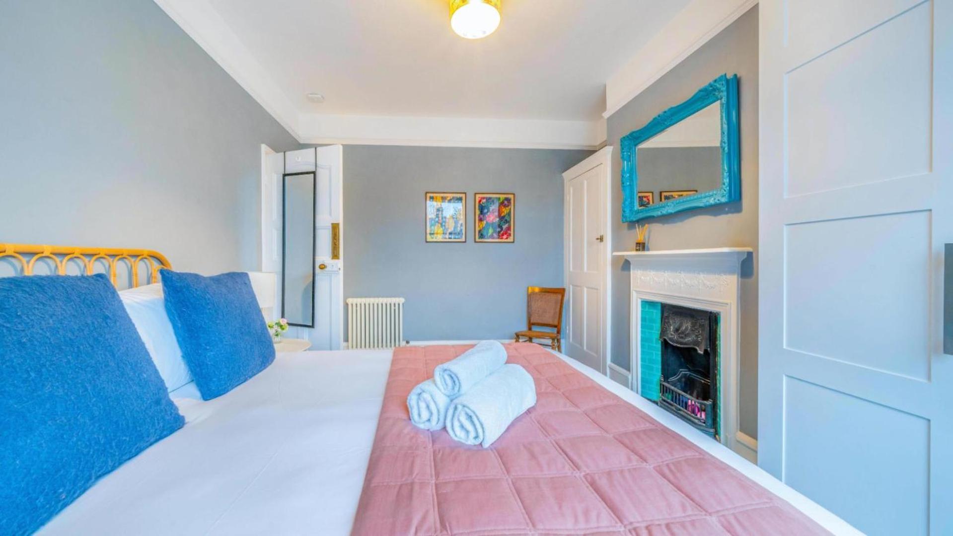 Hébergement de vacances Spacious 4br Retreat With Private Garden Zone 3 *