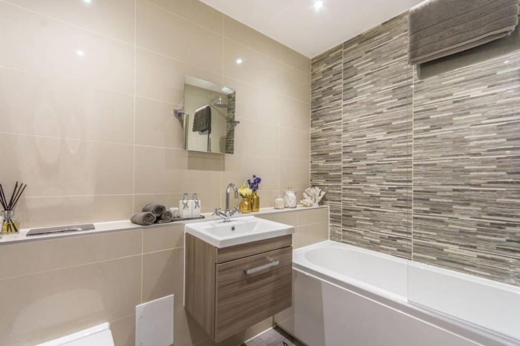 Spacious Modern 3 Bed In Bridge With Netflix And Free Carpark * Londres