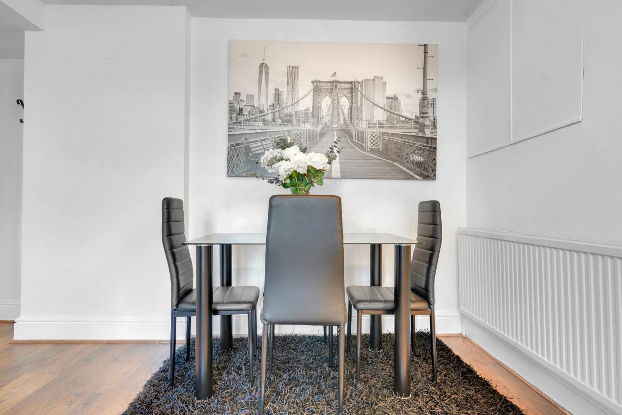 Spacious 2 Bedroom Near Excel & Canary Wharf With Free Gated Parking * Londres