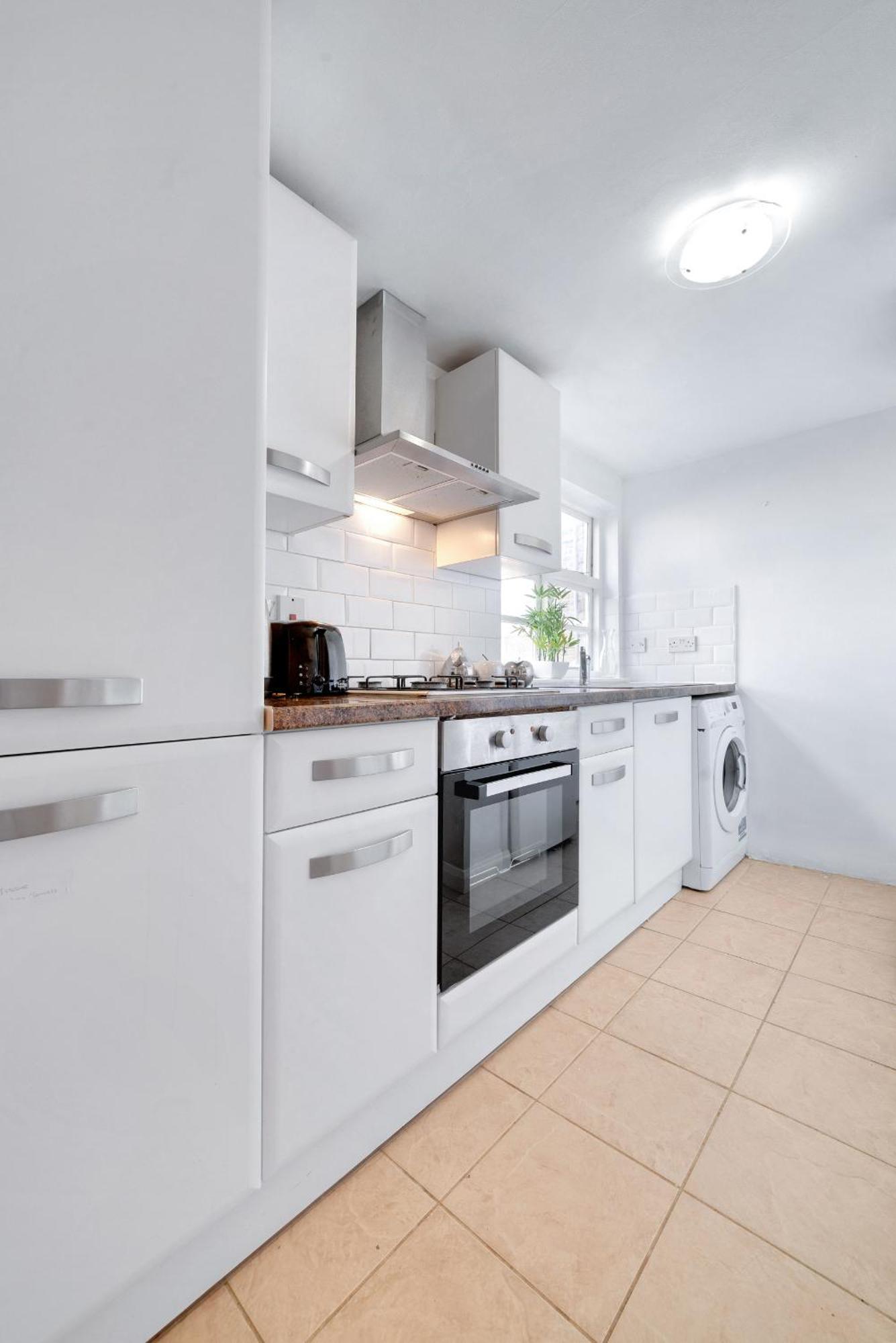 Spacious 2 Bedroom Near Excel & Canary Wharf With Free Gated Parking Appartement *
