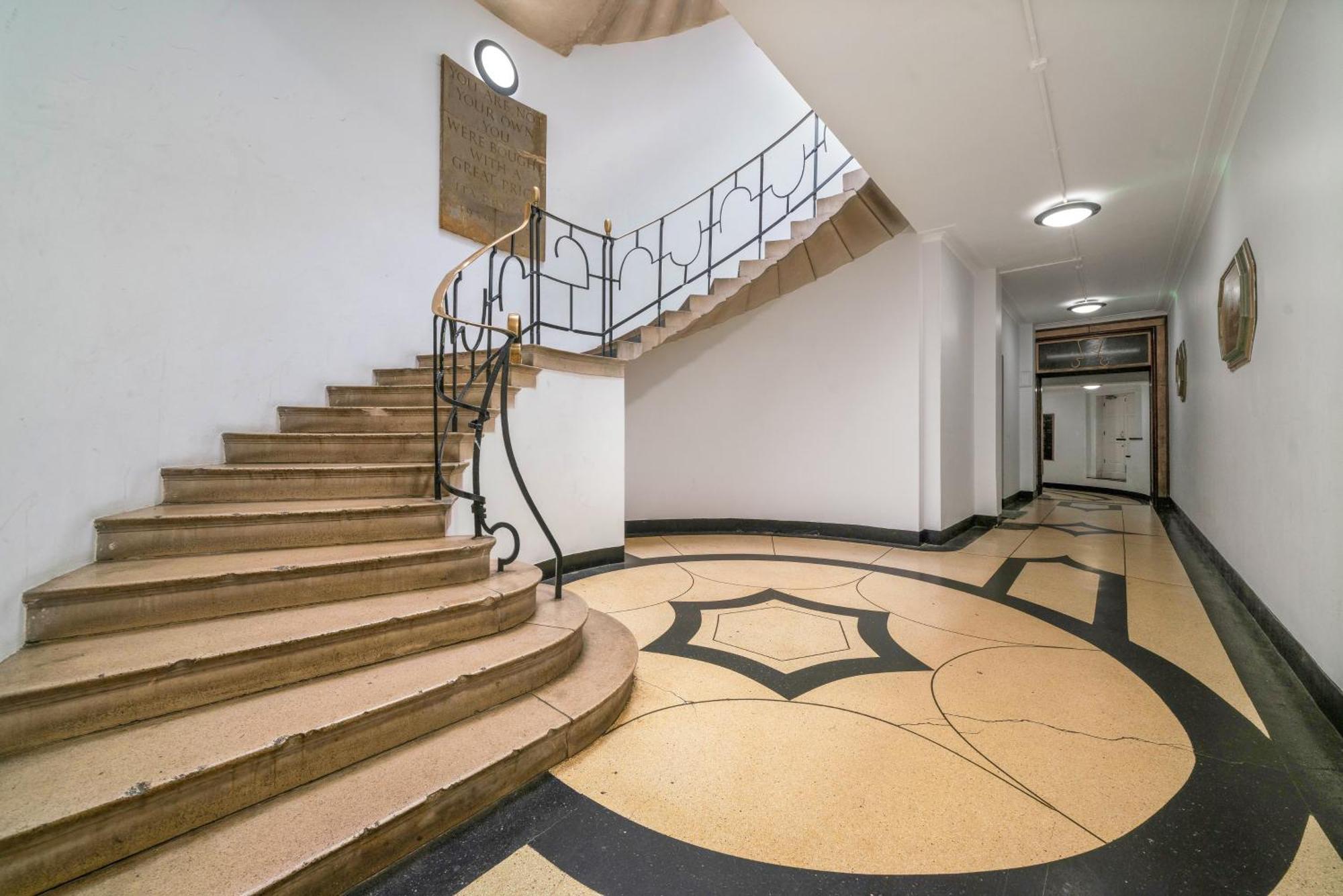 Spacious 2 Bedroom Near Excel & Canary Wharf With Free Gated Parking *