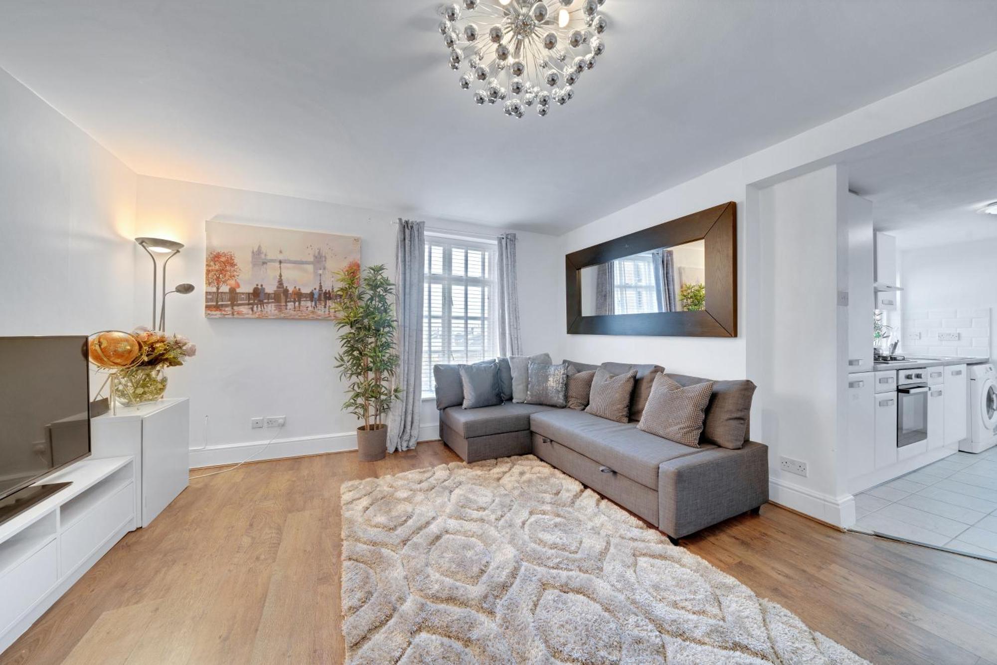 Spacious 2 Bedroom Near Excel & Canary Wharf With Free Gated Parking *