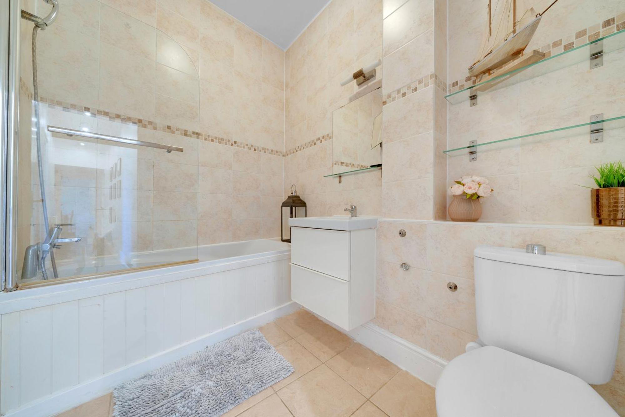 Spacious 2 Bedroom Near Excel & Canary Wharf With Free Gated Parking * Londres