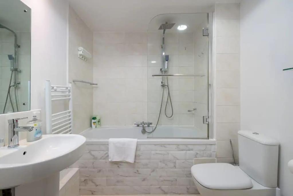 Appartement Modern Luxury Apartment, Sleeps Five, Barons Court Londres